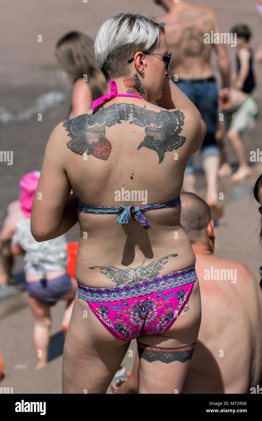 Beachgoer Tattooed lady vistiendo el traje de baño bikini estampadas  paisley pierna tatuajes en Blackpool, Lancashire. El clima del Reino Unido.  28 de mayo de 2018. Soleado para empezar el día en