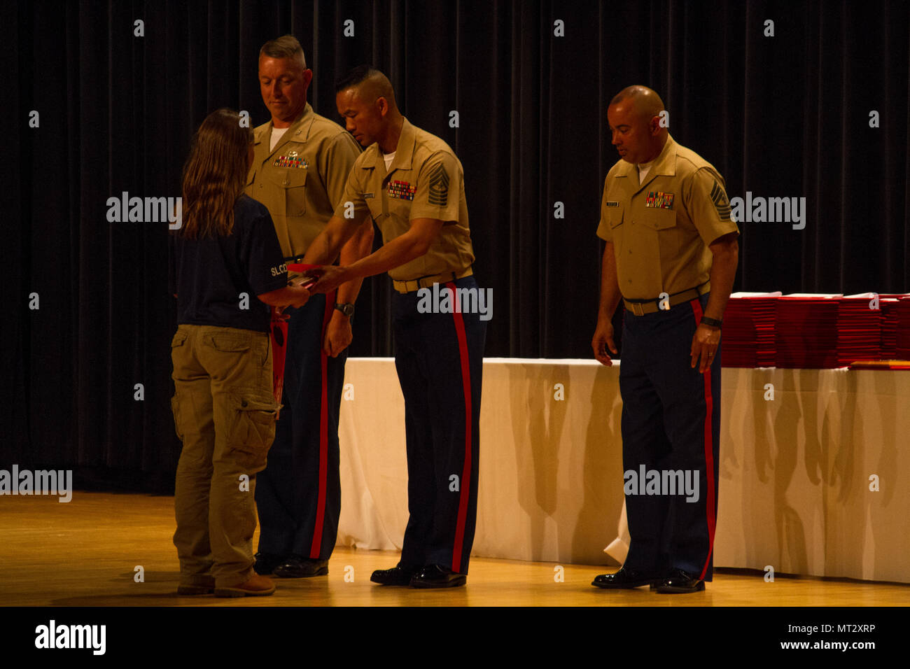 El sargento mayor Mike Lanpolsaen presenta un participante desde el verano el liderazgo y el desarrollo del carácter Academy (SLCDA) con un diploma de graduación. La SLCDA seis días es un programa de verano diseñado para preparar rising high school juniors y seniors para la universidad introduciendo habilidades del Cuerpo de Infantería de Marina, la ética, el desarrollo de la personalidad, el trabajo en equipo y compañerismo. Foto de stock