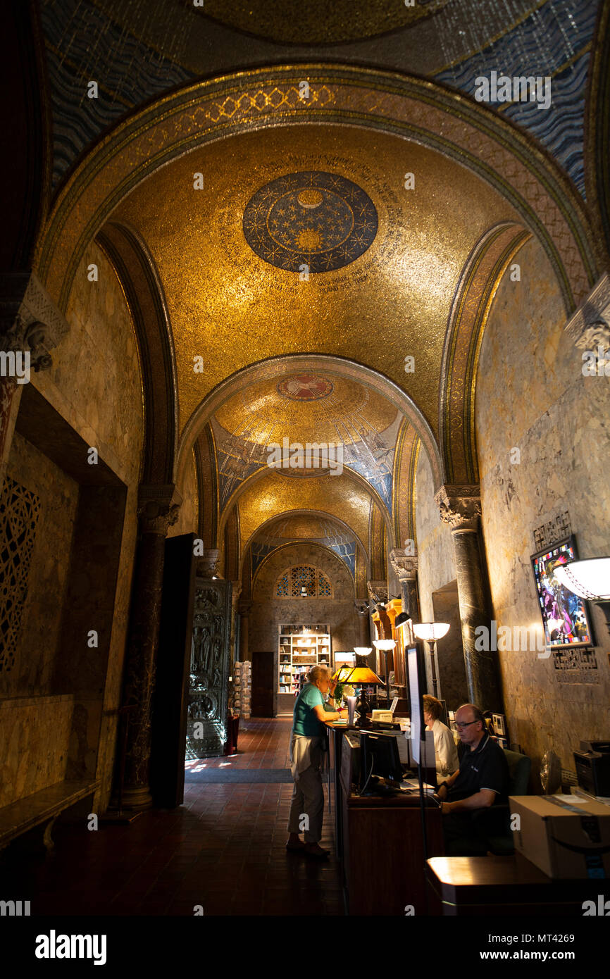 La Iglesia de San Bartolomé (St. Bart's), una Iglesia Episcopal en Manhattan, Ciudad de Nueva York, construido en un estilo bizantino en el siglo XX. Foto de stock