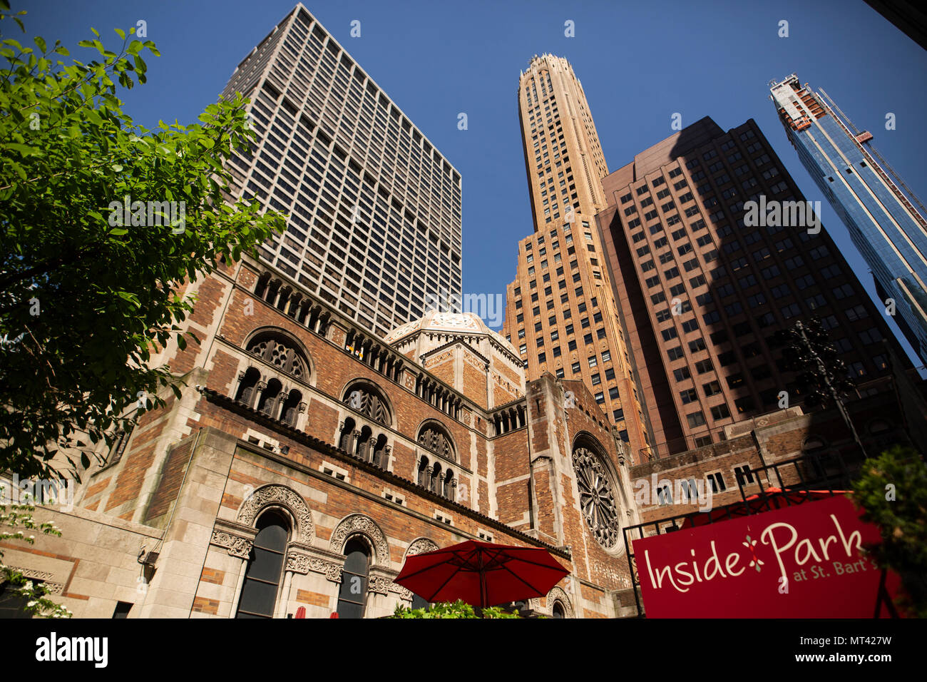 La Iglesia de San Bartolomé (St. Bart's), una Iglesia Episcopal en Manhattan, Ciudad de Nueva York, construido en un estilo bizantino en el siglo XX. Foto de stock