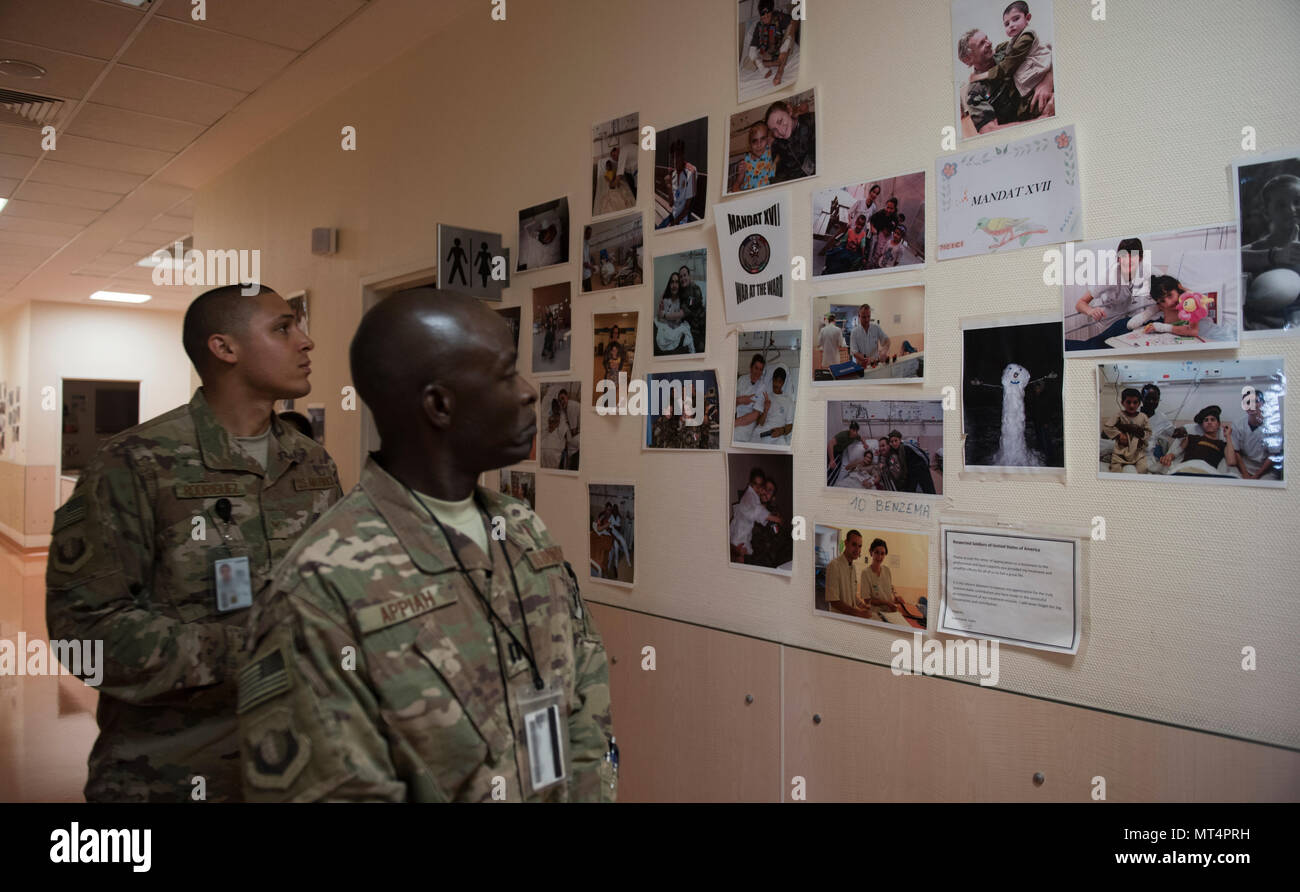 Capellán (capitán) John Appiah, 455a ala expedicionaria aérea y el Sargento. Christopher Rodríguez, 455AEW Capellán auxiliar, ver fotos de niños afganos en un hospital en el Aeropuerto Internacional de Hamid Karzai en Kabul, Afganistán, 23 de julio de 2017. Equipos de apoyo religioso desde el aeródromo de Bagram visita seis ubicaciones diferentes en Afganistán, donde un capellán no está actualmente implementado. (Ee.Uu. Foto de la fuerza aérea por el Sargento. Benjamin Gonsier) Foto de stock