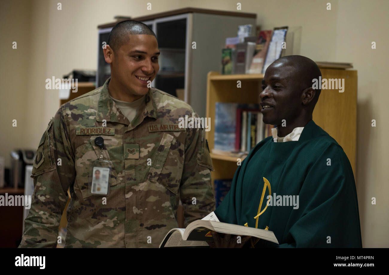 El Sargento. Christopher Rodríguez, capellán del ala expedicionaria aérea 455assistant y capellán (capitán) John Appiah, 455AEW, discutir un servicio religioso en el Aeropuerto Internacional de Hamid Karzai en Kabul, Afganistán, 23 de julio de 2017. Equipos de apoyo religioso brindar apoyo espiritual a todos los miembros y encontrar maneras de atender las necesidades de las personas que no tienen los recursos para practicar su fe en una ubicación implementada. (Ee.Uu. Foto de la fuerza aérea por el Sargento. Benjamin Gonsier) Foto de stock
