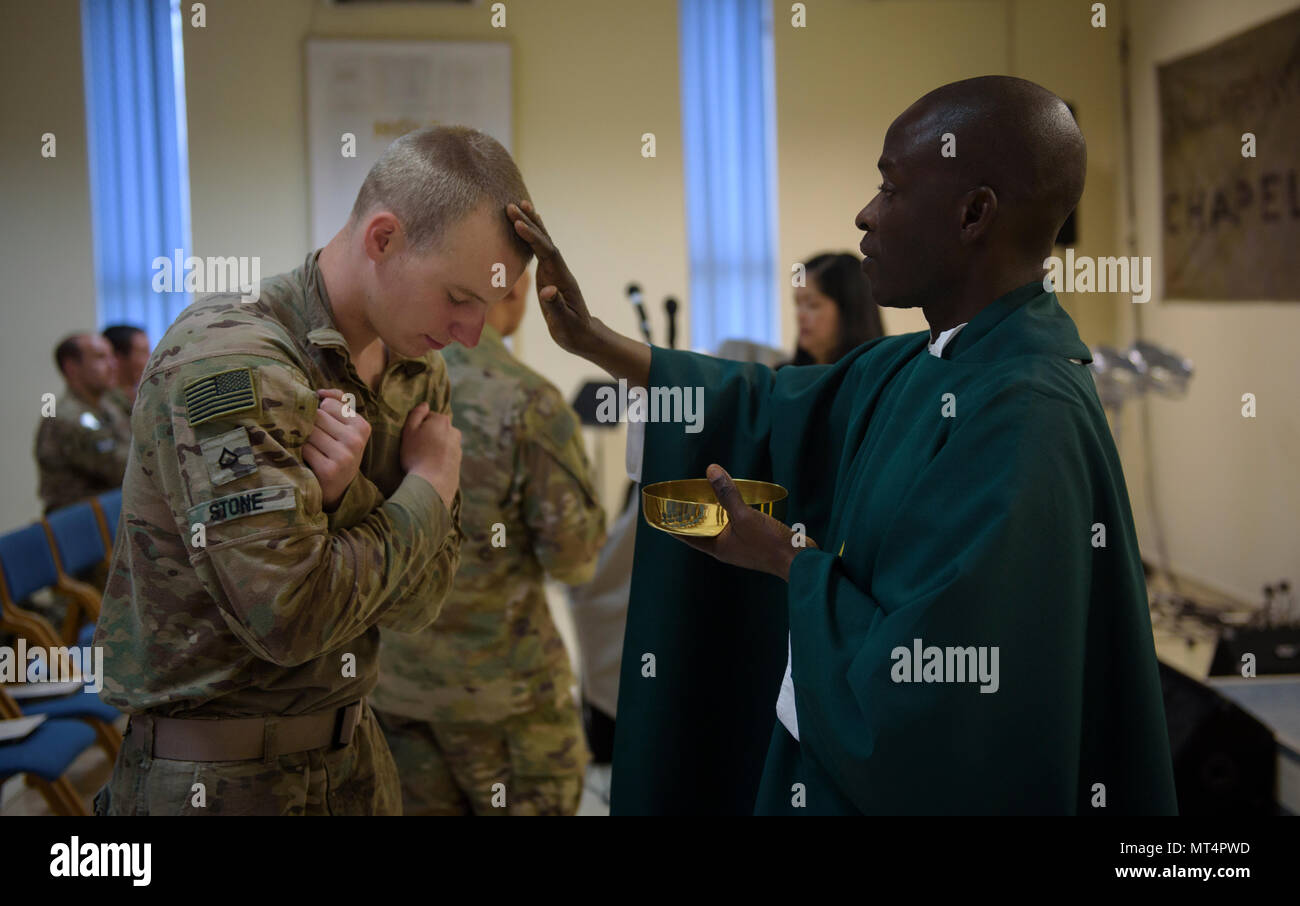 Capellán (capitán) John Appiah, 455a ala expedicionaria aérea, bendice a un soldado del Ejército de Estados Unidos durante un servicio religioso en el Aeropuerto Internacional de Hamid Karzai en Kabul, Afganistán, 23 de julio de 2017. Equipos de apoyo religioso desde el aeródromo de Bagram visita seis ubicaciones diferentes en Afganistán, donde un capellán no está implementado. (Ee.Uu. Foto de la fuerza aérea por el Sargento. Benjamin Gonsier) Foto de stock