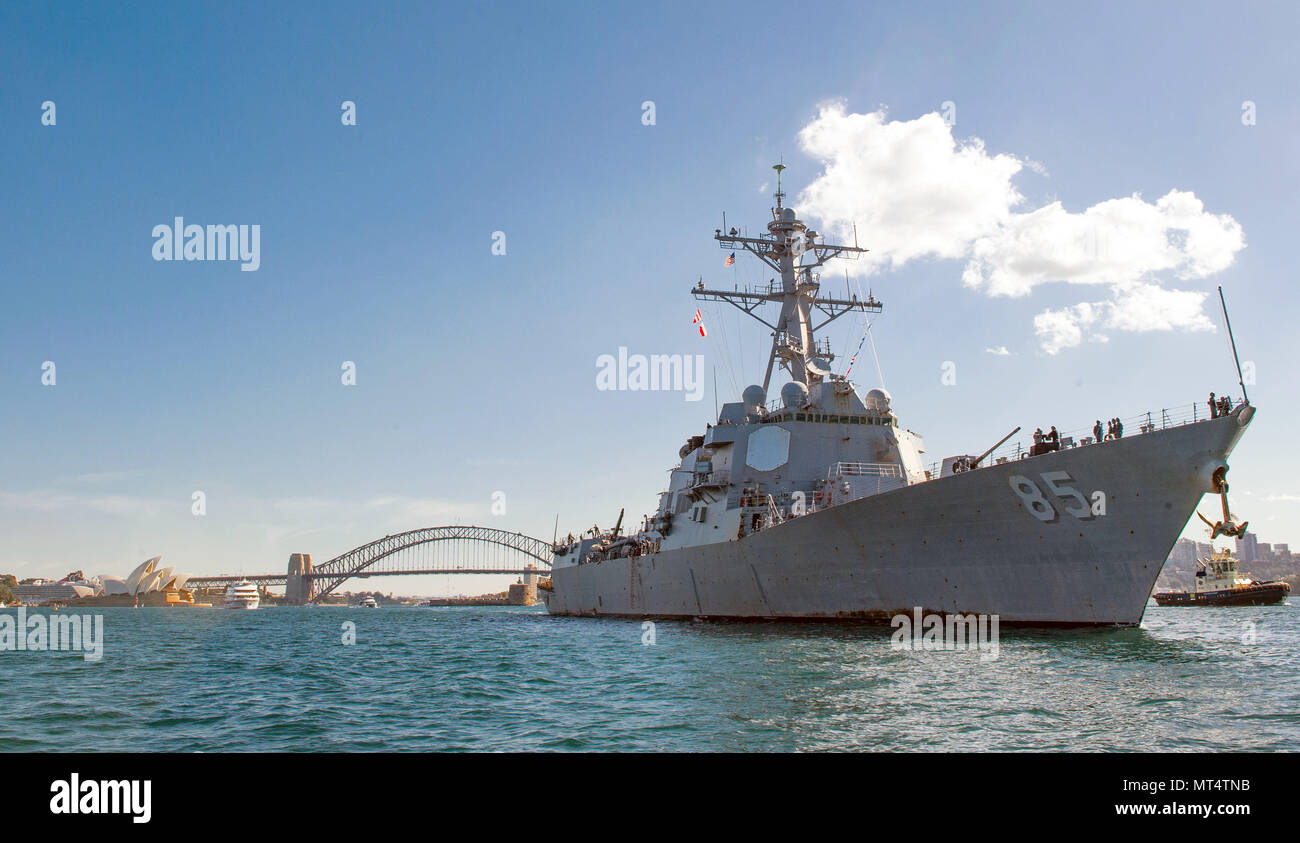170726-N-HI376-044 Sydney, Australia (26 de julio de 2017) La clase Arleigh Burke de misiles guiados destructor USS McCampbell (DDG 85) sale en Sydney, Australia. Es McCampbell de patrulla en la zona de EE.UU. 7ª Flota de operaciones de apoyo a la seguridad y la estabilidad en la región del Pacífico Indo-Asia. (Ee.Uu. Navy photo by Mass Communication Specialist 2nd Class Jeremy Graham/liberado) Foto de stock