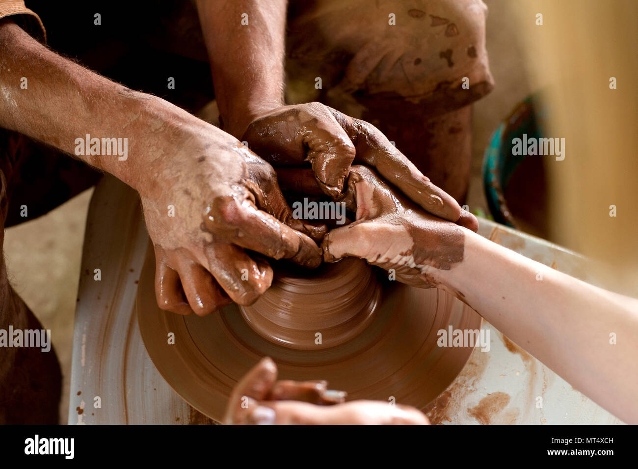 La sección intermedia de la niñas haciendo pot en alfarería Foto de stock