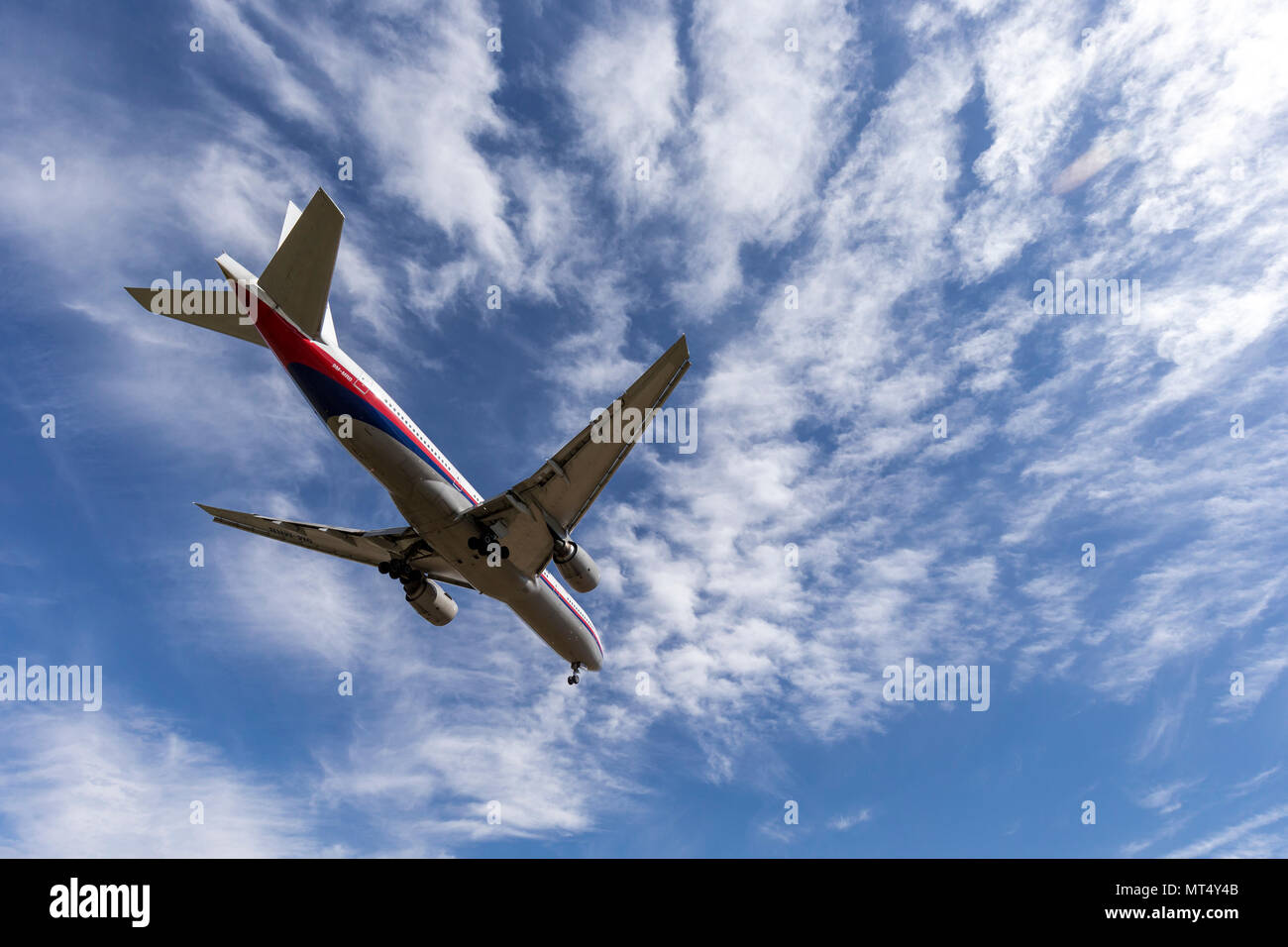 Malaysia Airlines Boeing 777 avión 9M-MRB en aproximación para el aterrizaje de un aeropuerto internacional de Melbourne. Foto de stock