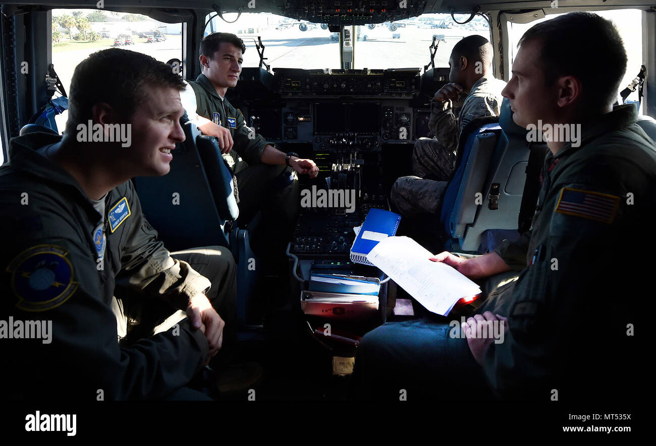 Los reservistas de la Fuerza Aérea de EE.UU. en servicio activo y los miembros realicen prelaunch comprueba la existencia de un C-17 Globemaster III aquí, antes de que salgan de la base conjunta Lewis-McChord, Estado de Washington, en apoyo del ejercicio movilidad Guardian el 31 de julio. Guardián de Movilidad está diseñado para mejorar las capacidades de movilidad de aviadores para triunfar en el dinámico entorno de amenazas. El ejercicio incluye más de 3.000 participantes e involucra a 25 países del 31 de julio al 11 de agosto. (Ee.Uu. Foto de la fuerza aérea por el Sargento. Christopher Hubenthal) Foto de stock