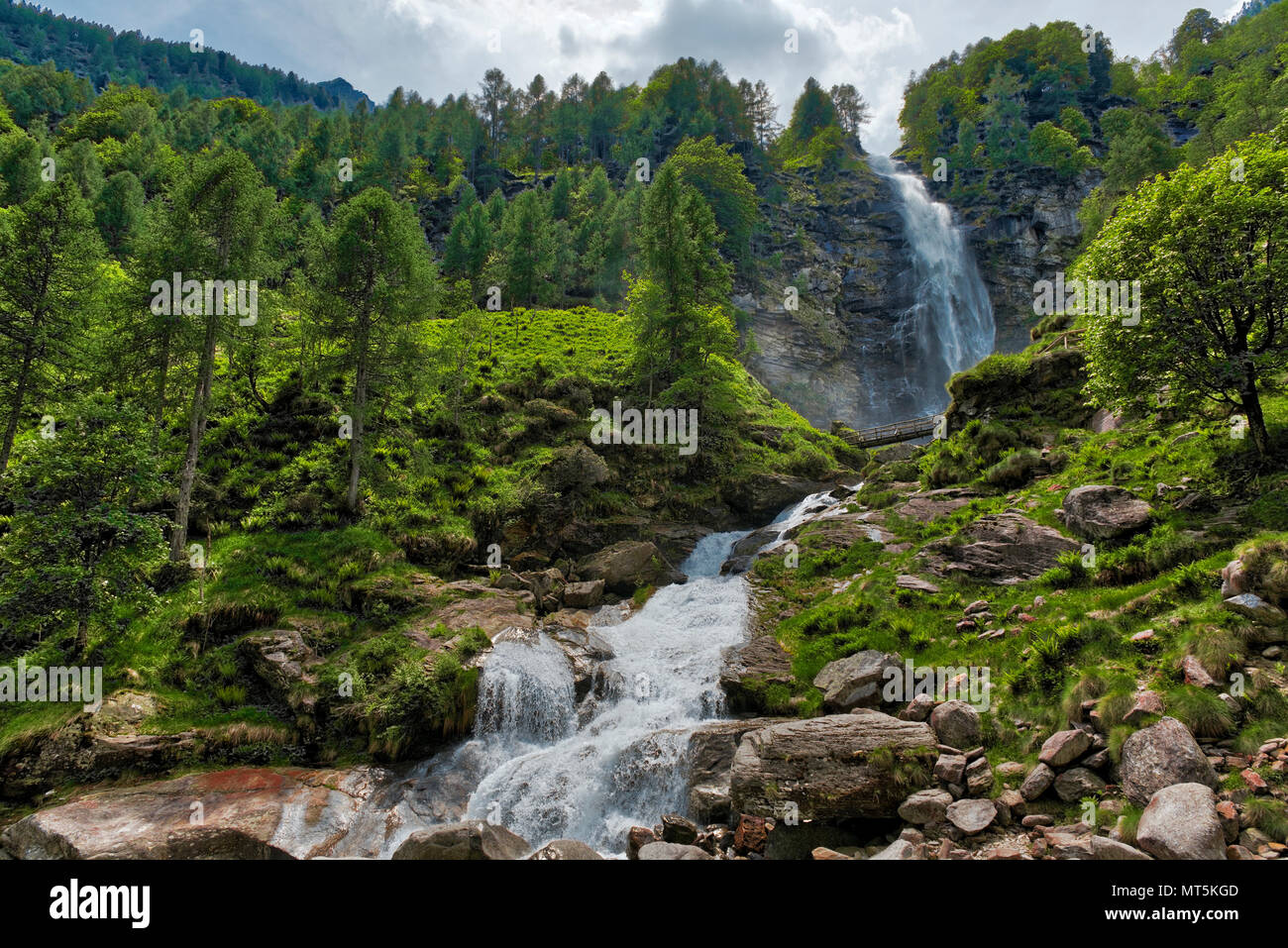 Gran Cascada en el bosque, temporada de primavera cerca de la pequeña aldea antigua de Sonogno en Suiza Foto de stock