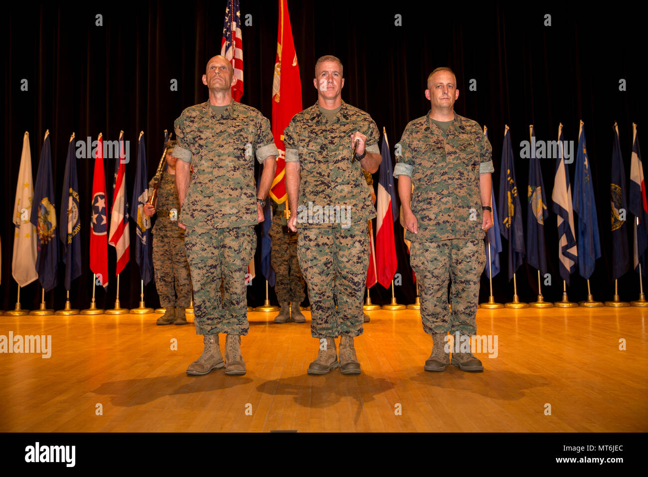 Desde la izquierda, la Infantería de Marina de los EE.UU Gen. Kevin M. Iiams Gral, comandante general del comando, la formación y la educación, el sargento. Gral. William J. Grigsby, entrantes, sargento mayor, y el sargento. Justin D. Gral Lehew, Sargento Mayor saliente, sitúese en la unidad de atención durante la ceremonia de nombramiento y de socorro en Little Hall sobre la base de la infantería de la Marina Quantico, Virginia, 20 de julio de 2017. La ceremonia se celebró a renunciar a funciones del sargento. Justin D. Gral Lehew a Sgt. William J. Grigsby Gral. (Ee.Uu. Marine Corps foto por Lance Cpl. Brian R. Domzalski) Foto de stock