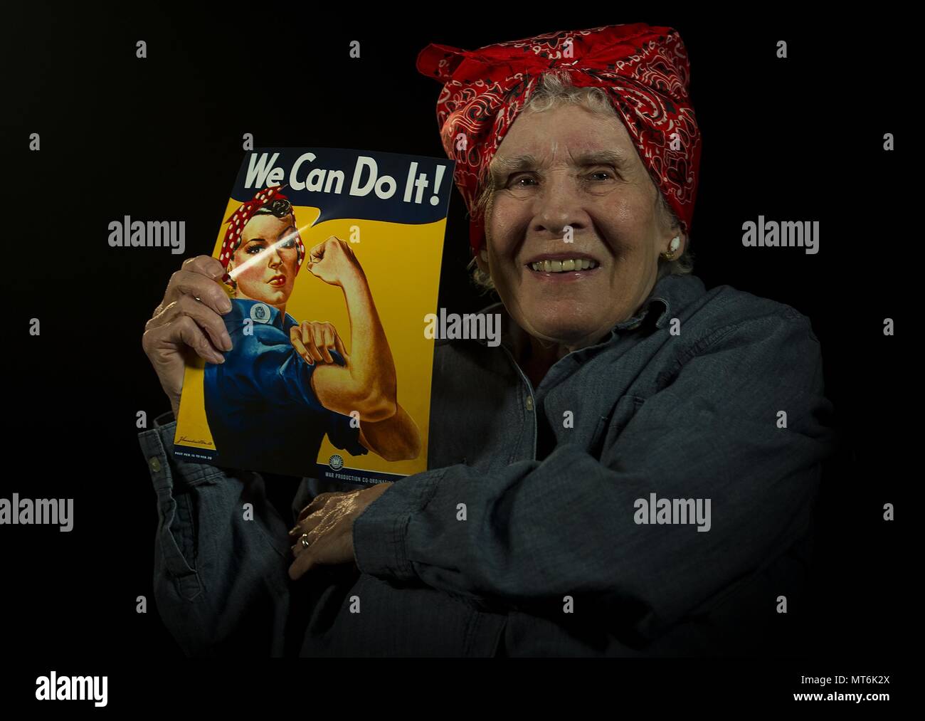 Margaret "Peggy" Wills, B-24 electricista durante la II Guerra Mundial, tiene un póster de reclutamiento en Minot Air Force Base, el 9 de febrero de 2017. Wills fue una Rosie la remachadora en Holman Field en Saint Paul, Minnesota (EE.UU. La Fuerza Aérea foto/Senior Airman Apryl Hall) Foto de stock