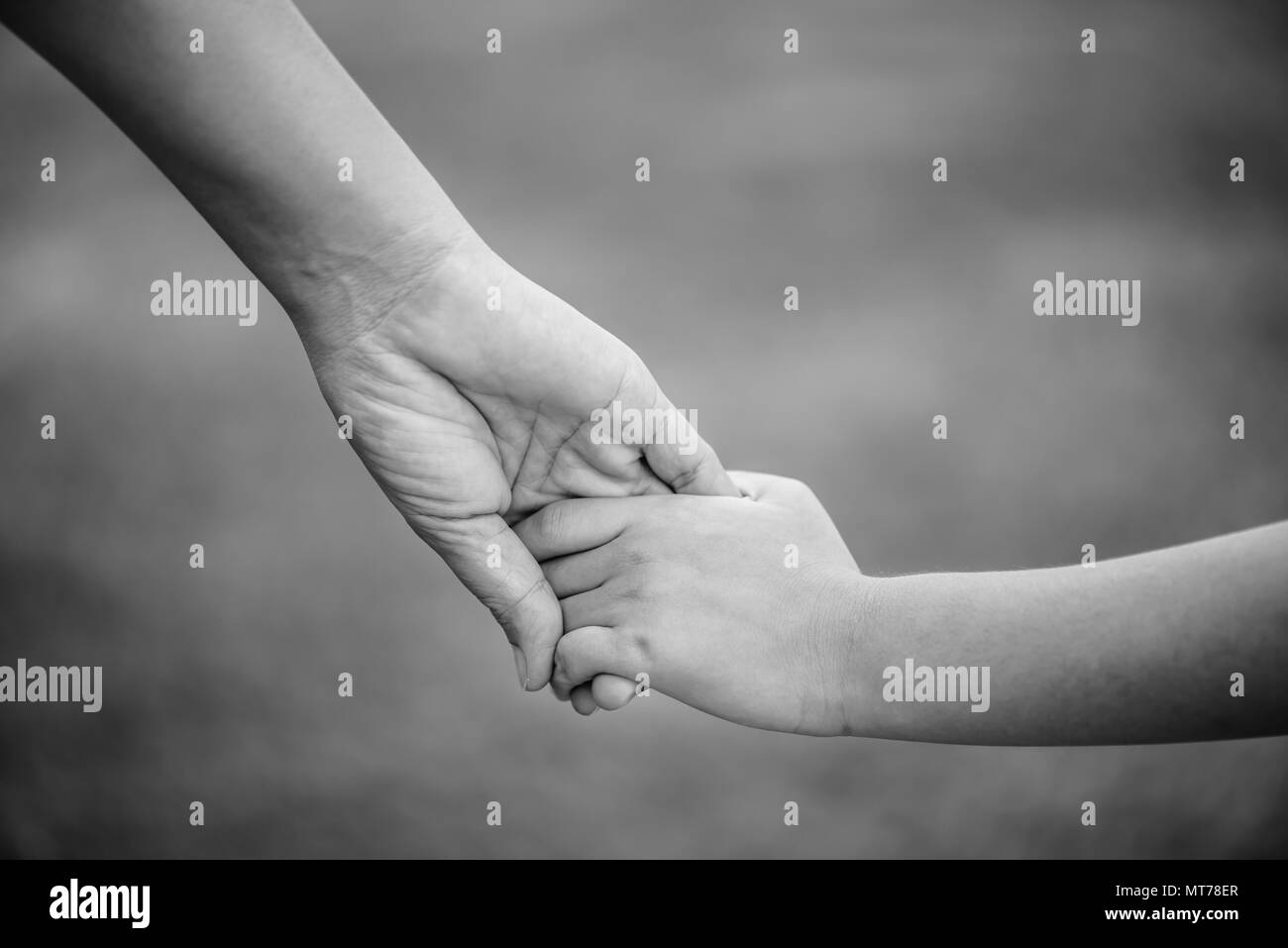 En Blanco Y Negro De La Madre Sosteniendo La Mano De Su Hijo El Amor El Concepto De Familia Y El Dia De La Madre Fotografia De Stock Alamy