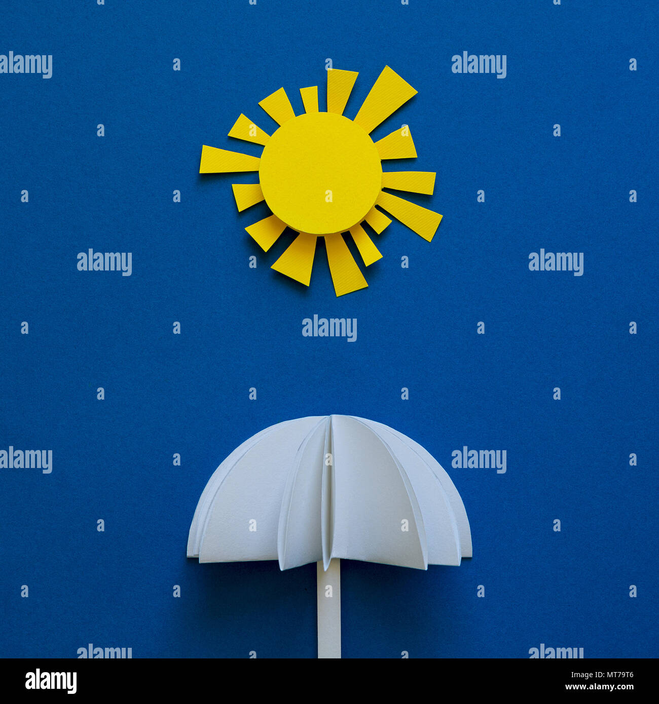 Paraguas de papel bajo el sol. El origami. Protección contra el sol y el  concepto de vacaciones de verano Fotografía de stock - Alamy