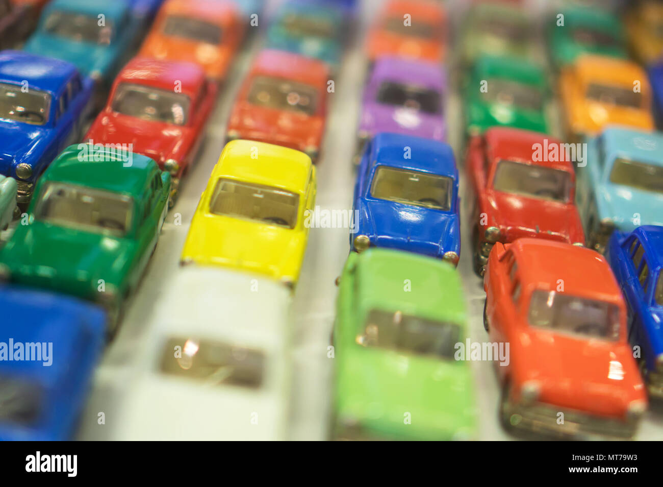 Colección de coloridos modelos de coches de juguete en la exposición. Foto de stock
