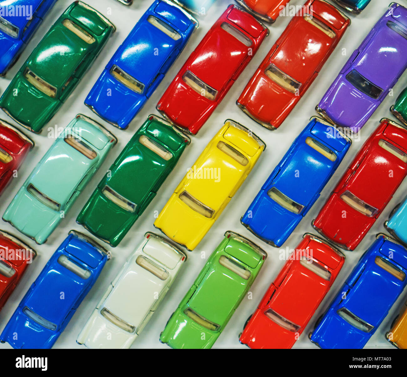 Colección de coloridos modelos de coches de juguete en la exposición. Foto de stock