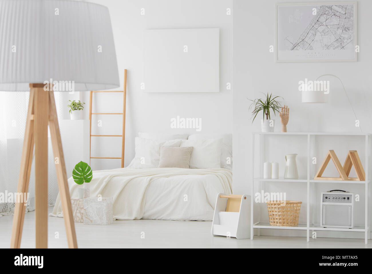 Vacie El Boceto Cartel Colgado En La Pared Sobre La Cama King Size