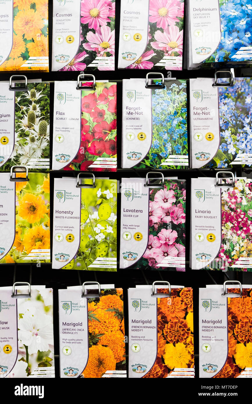 Los paquetes de semillas de flores de venta en un centro de jardinería. Foto de stock
