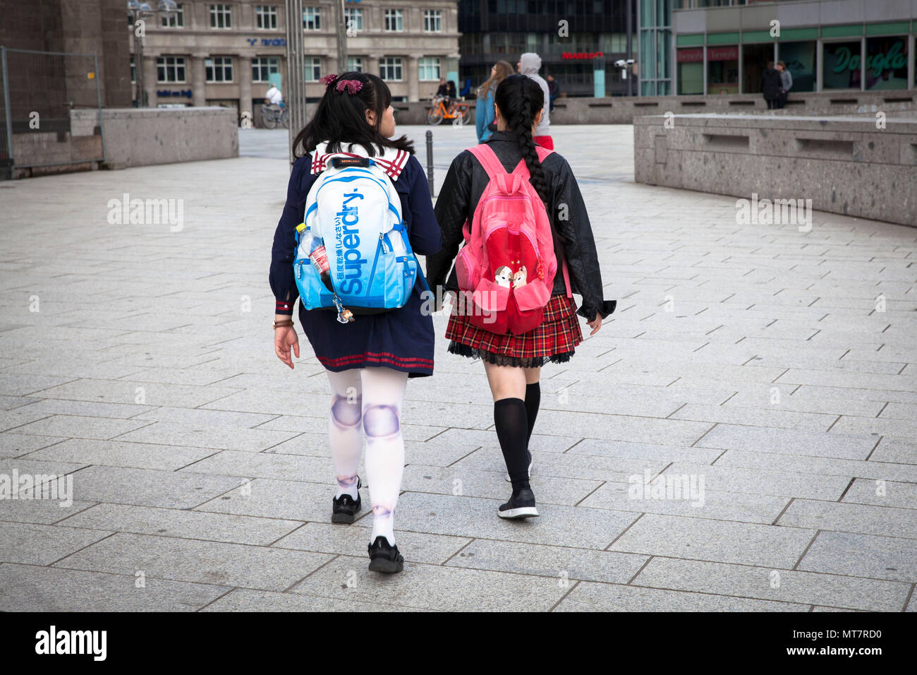 Alemania, Colonia, dos chicas japonesas con mochilas en su camino a la estación central. Europa, Deutschland, Koeln, zwei japanische Maedchen mit Ruc Foto de stock