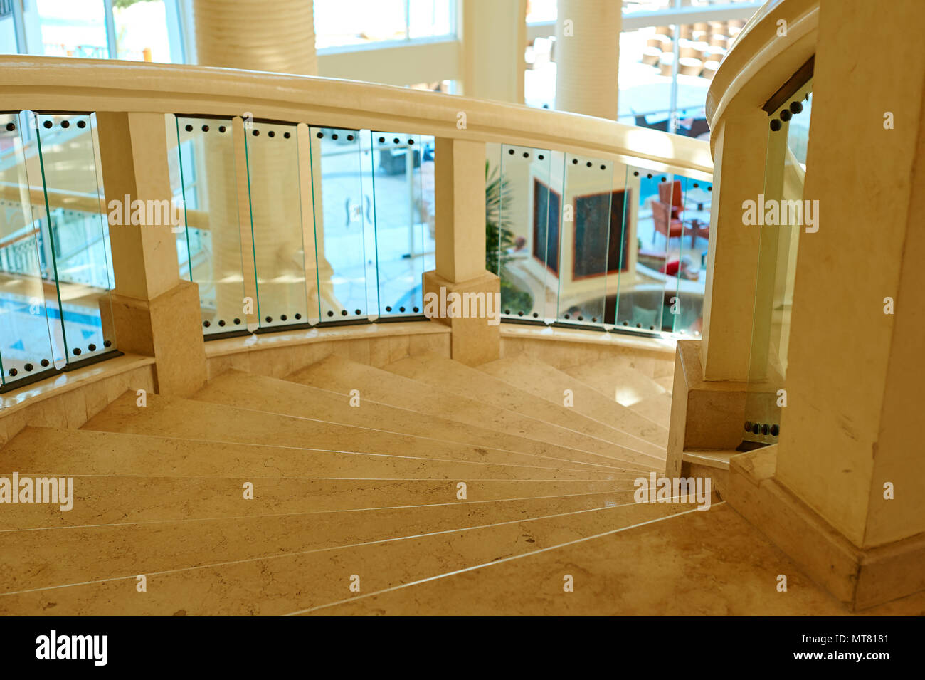 Escalera de escalones de mármol blanco en el interior de este hotel moderno Foto de stock