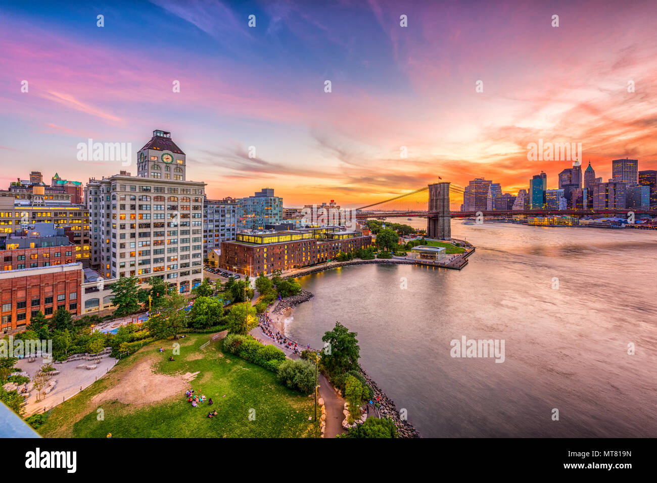 Nueva York, Nueva York, Estados Unidos de Manhattan por el East River con el puente de Brooklyn después del atardecer. Foto de stock