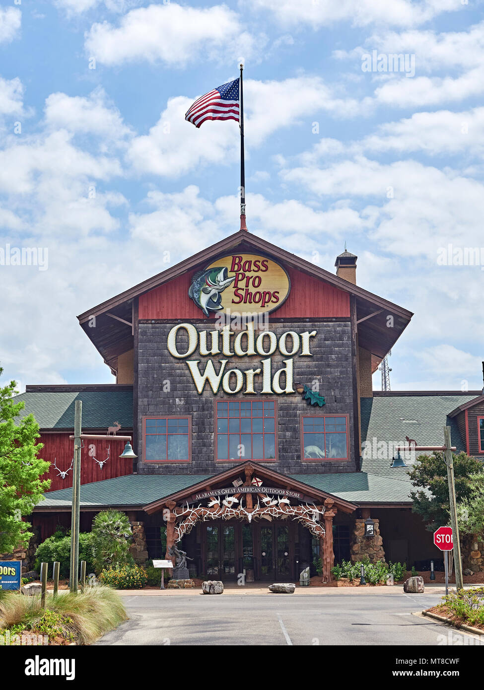 Bass Pro Shops Outdoor World entrada exterior delantera del tamaño mega camping, caza, pesca y navegación tienda o negocio en Prattville, Alabama. Foto de stock