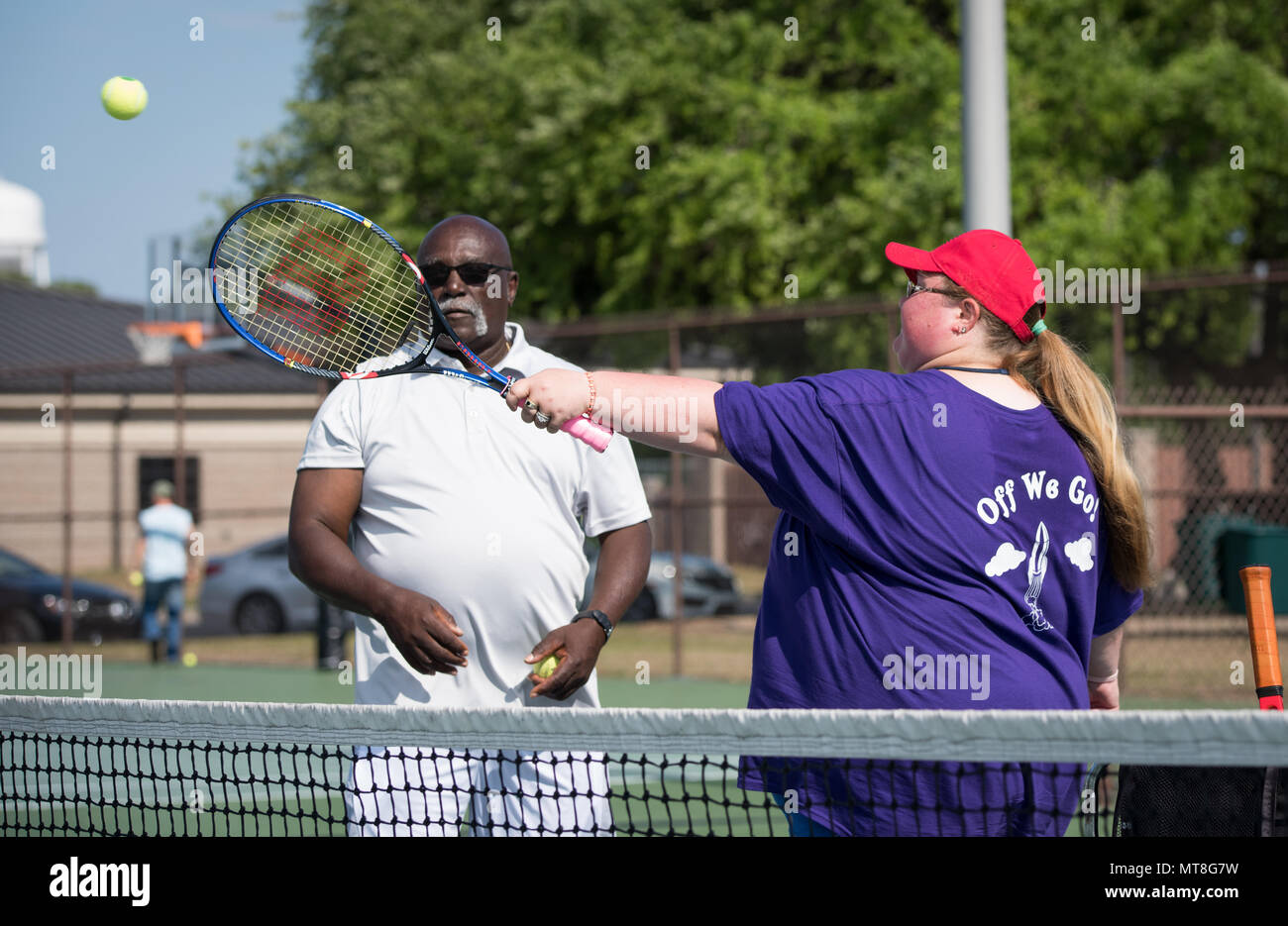 Henry Harris, director de Tenis de Mississippi Special Olympics, lanza el  balón a Kristy Sikes, Zona 7 atleta, durante los Juegos Olímpicos  Especiales Mississippi Juegos de Verano de 2018 en el tenis