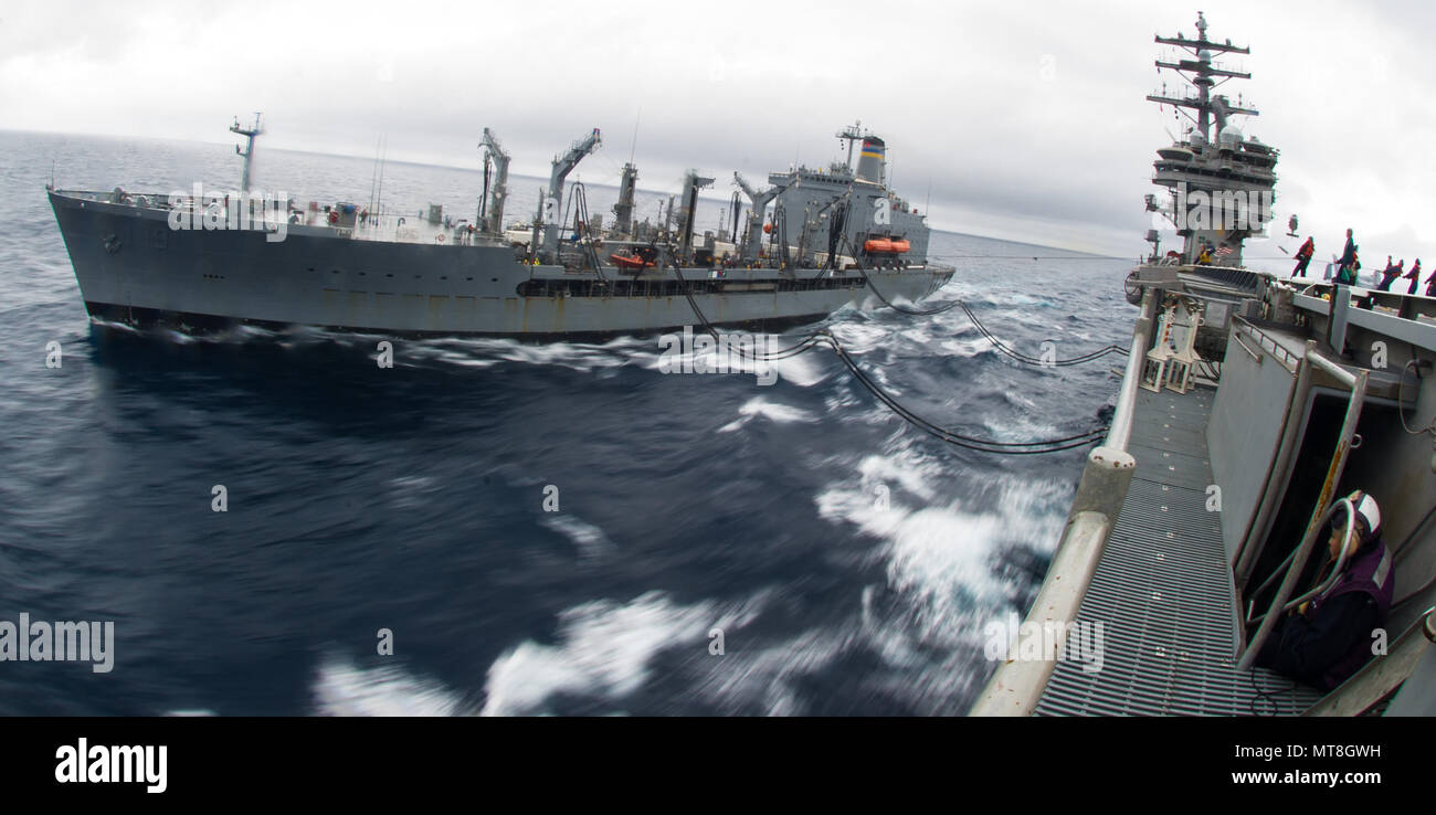 180514-N-OY799-0698 las aguas al sur de Japón (14 de mayo de 2018) El comando de Transporte Marítimo Militar (MSC) lubricador de reposición de flota Tippecanoe USNS (T-AO 199) vaporiza junto a la marina de guerra desplegadas, el portaviones USS Ronald Reagan (CVN 76), como parte de una reposición en alta mar durante las pruebas de mar. Los civiles no combatientes, con tripulación de barco, operado por la MSC, proporciona el combustible, alimentos, municiones, piezas de repuesto, el correo y otros suministros a los buques de la Marina en todo el mundo. Ronald Reagan, el buque insignia de Carrier Strike Group 5, proporciona listas para combatir la fuerza que protege y defiende los intereses marítimos colectiva de i Foto de stock