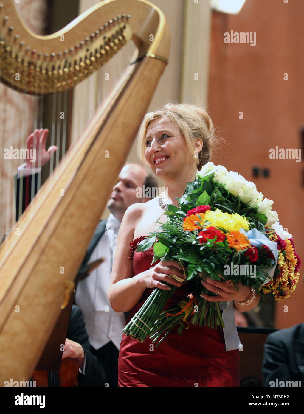 El arpista Jana Bouskova & PKF - Prague Philharmonia bajo la batuta de Zbynek Muller realice durante el concierto en el festival internacional de música de Primavera de Praga en Praga, República Checa, 26 de mayo de 2018. (CTK Foto/Michala Rihova) Foto de stock
