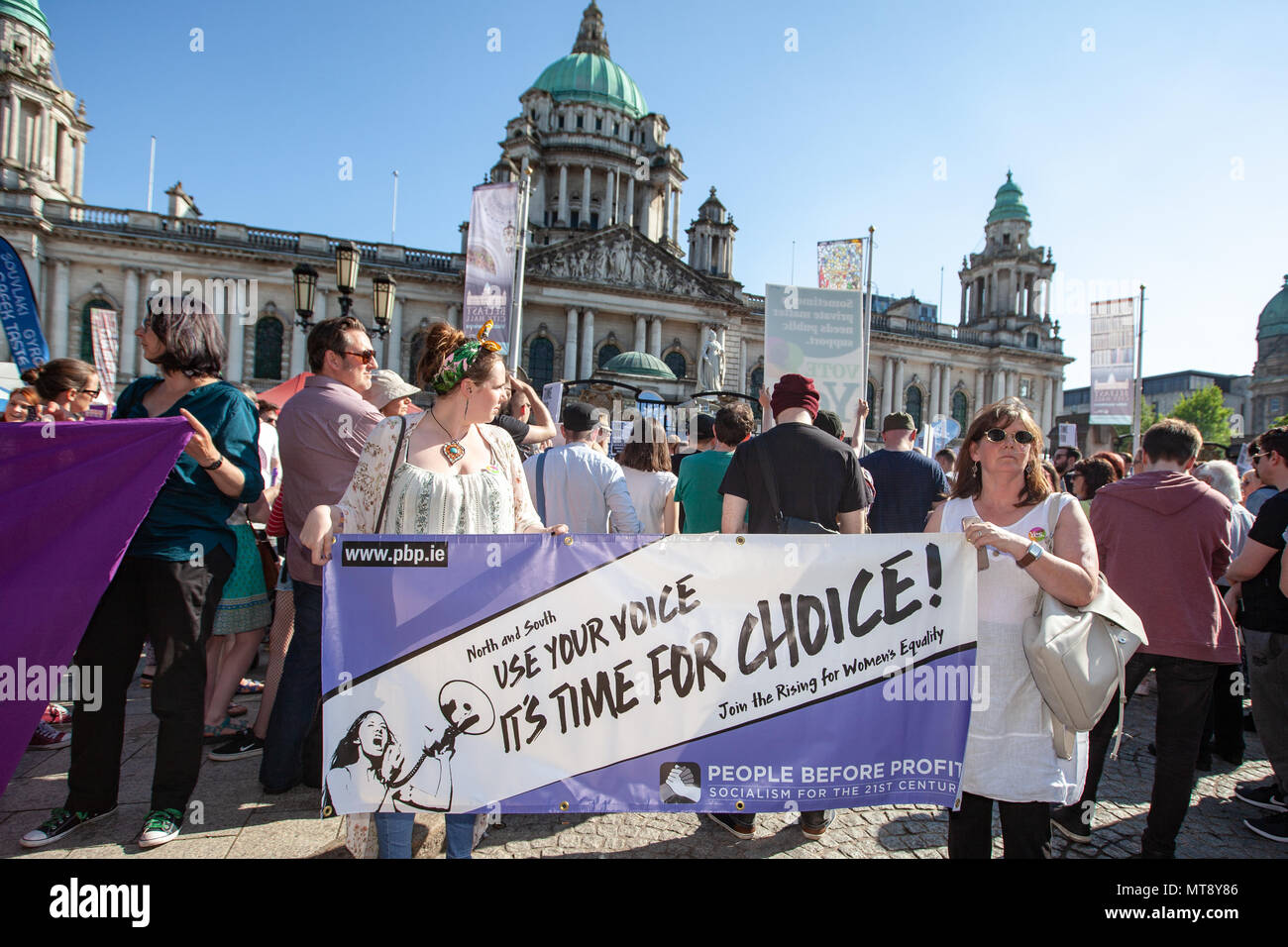 Ayuntamiento de Belfast, Irlanda del Norte.El 28 de mayo de 2018. #TimeForChoice rally fuera de Belfast City HallPhoto: Sean Harkin/Alamy Live News Foto de stock