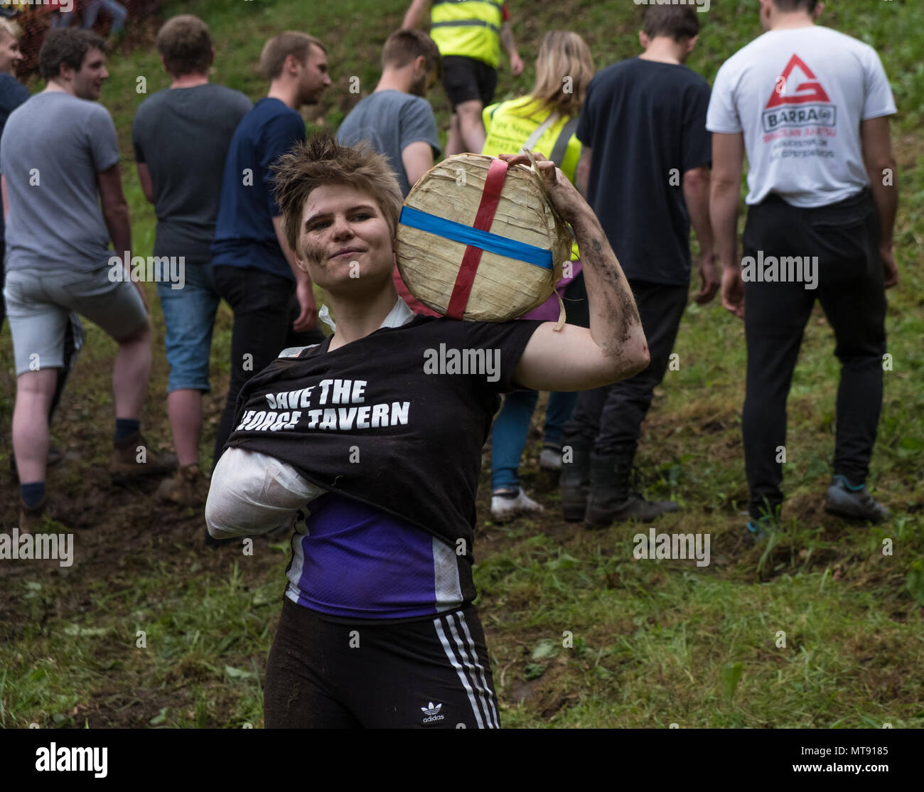 Queso Festival rodante Coopers Hill Gloucestershire, Reino Unido..Flo desde  el Reino Unido, celebra su victoria en la carrera de la mujer, en el Coopers  Hill Cheese Rolling Festival, por segundo año consecutivo.