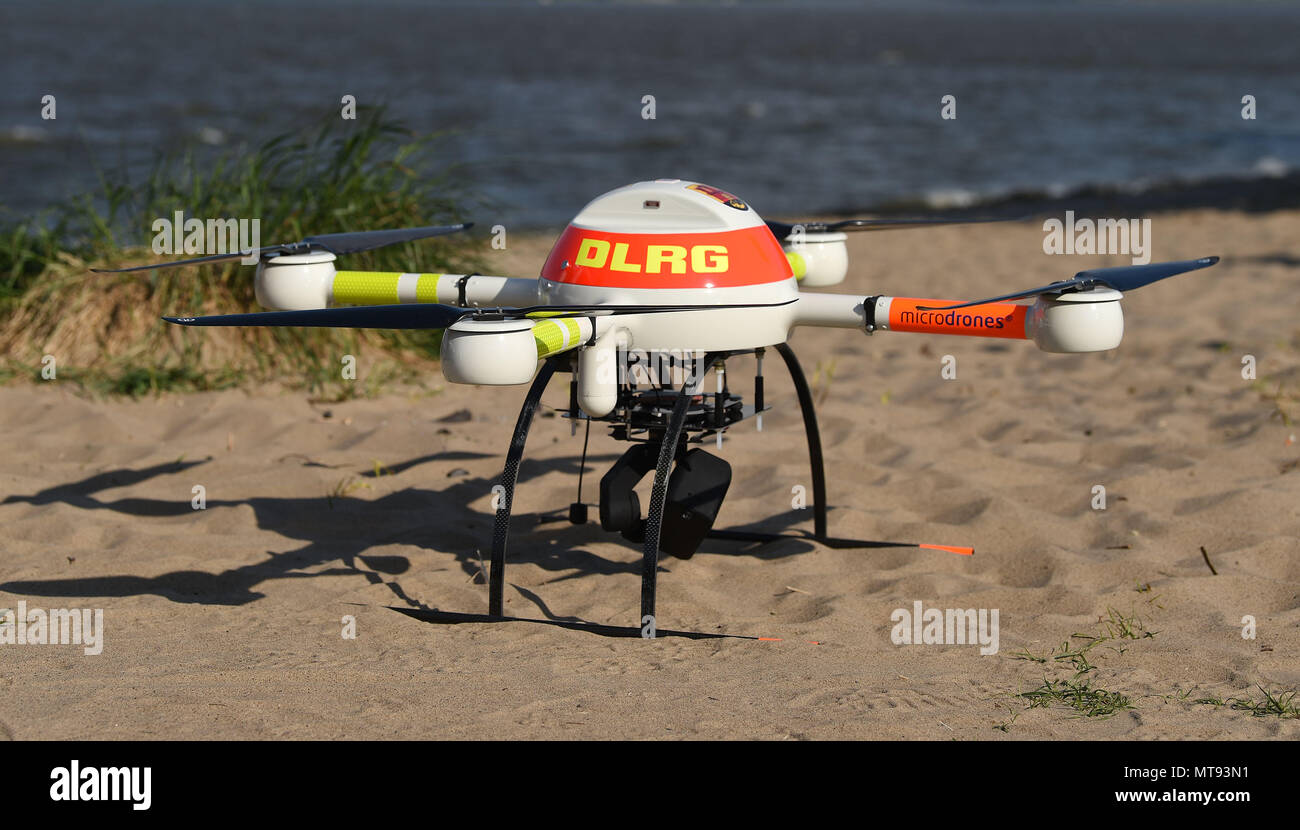 El 15 de mayo de 2018, Alemania, Jork: un zumbido de la Deutsche  Lebens-Rettungs-Gesellschaft (organización de socorro DLRG) equipado con  una cámara de imagen térmica en una playa a orillas del río