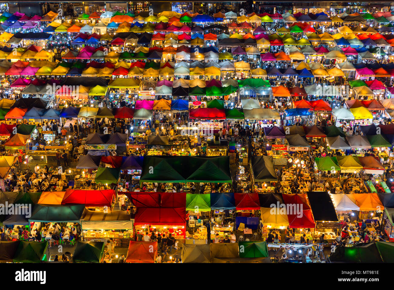 Ratchada mercado nocturno en Bangkok Foto de stock