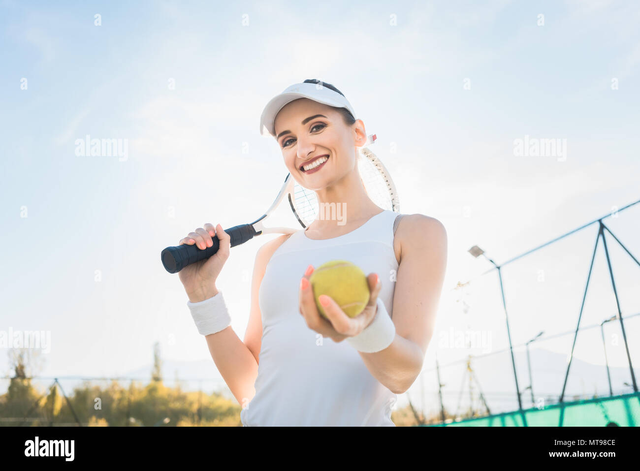 Tenista mostrando la bola Foto de stock