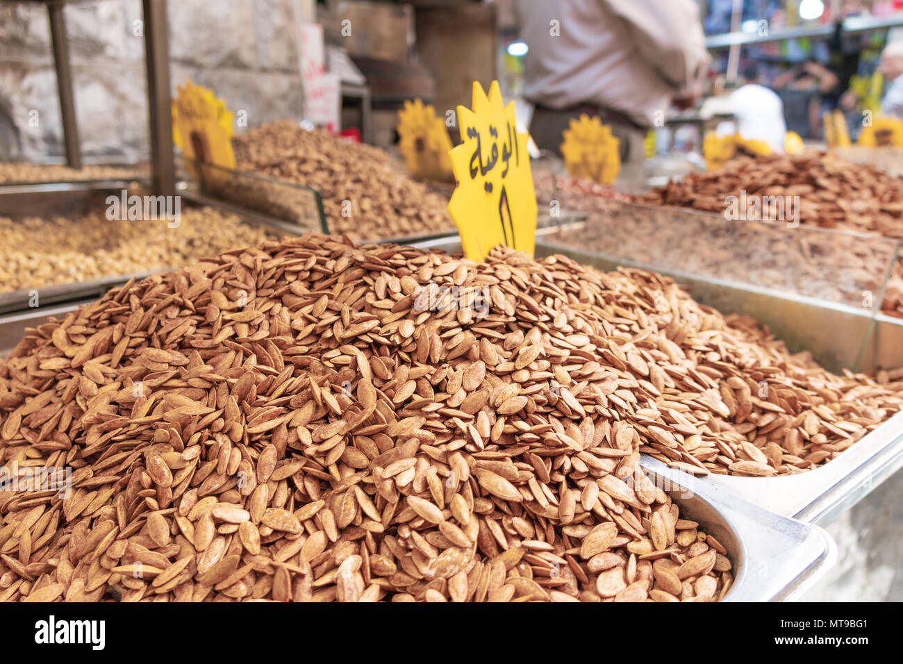 Bandejas de semillas y frutos secos para venta en un zoco local mercado en  Amman, Jordania con letreros en árabe Fotografía de stock - Alamy