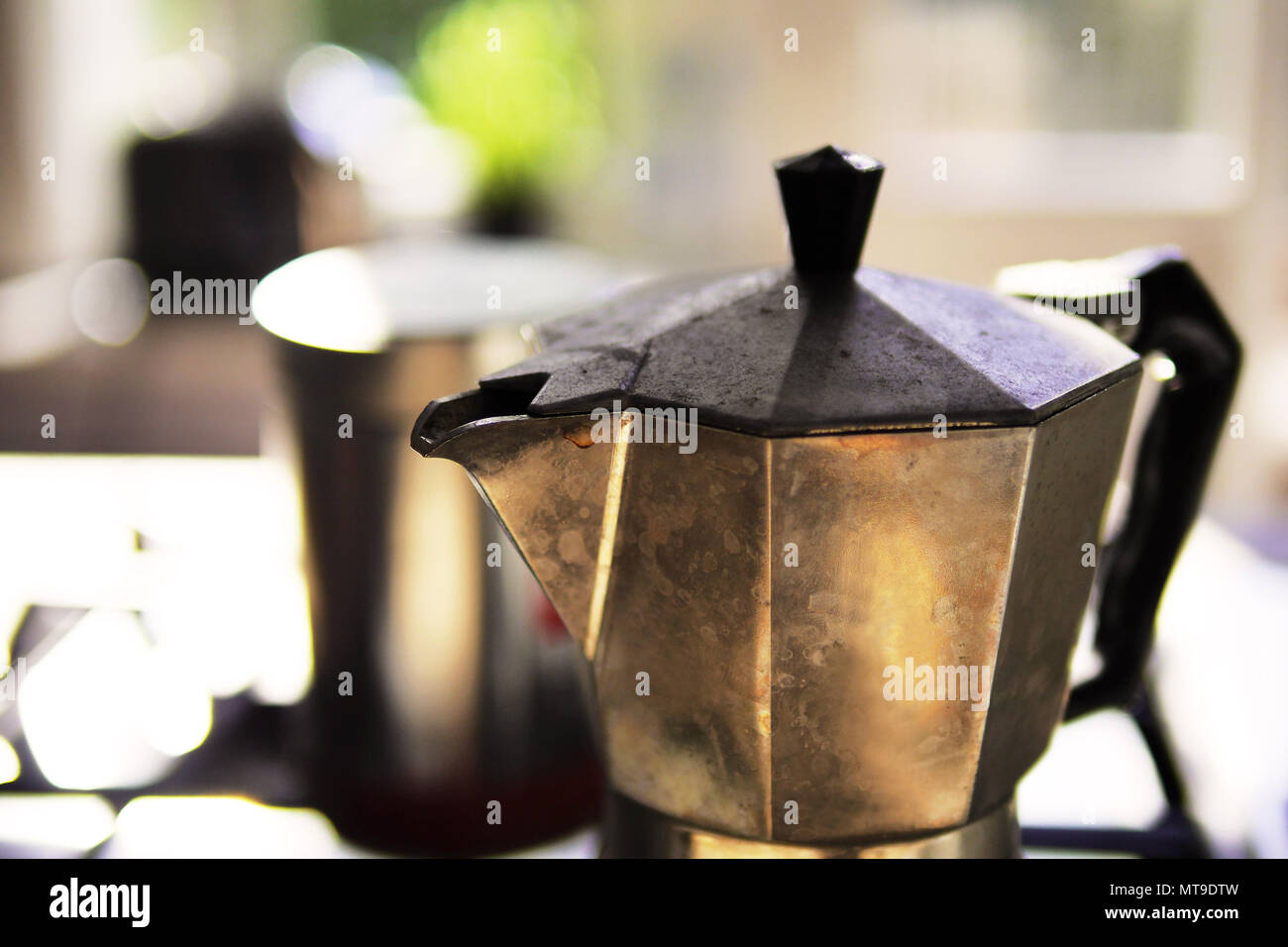 Cafetera expresso parte superior y tapa. Cerca. Profundidad de campo  Fotografía de stock - Alamy
