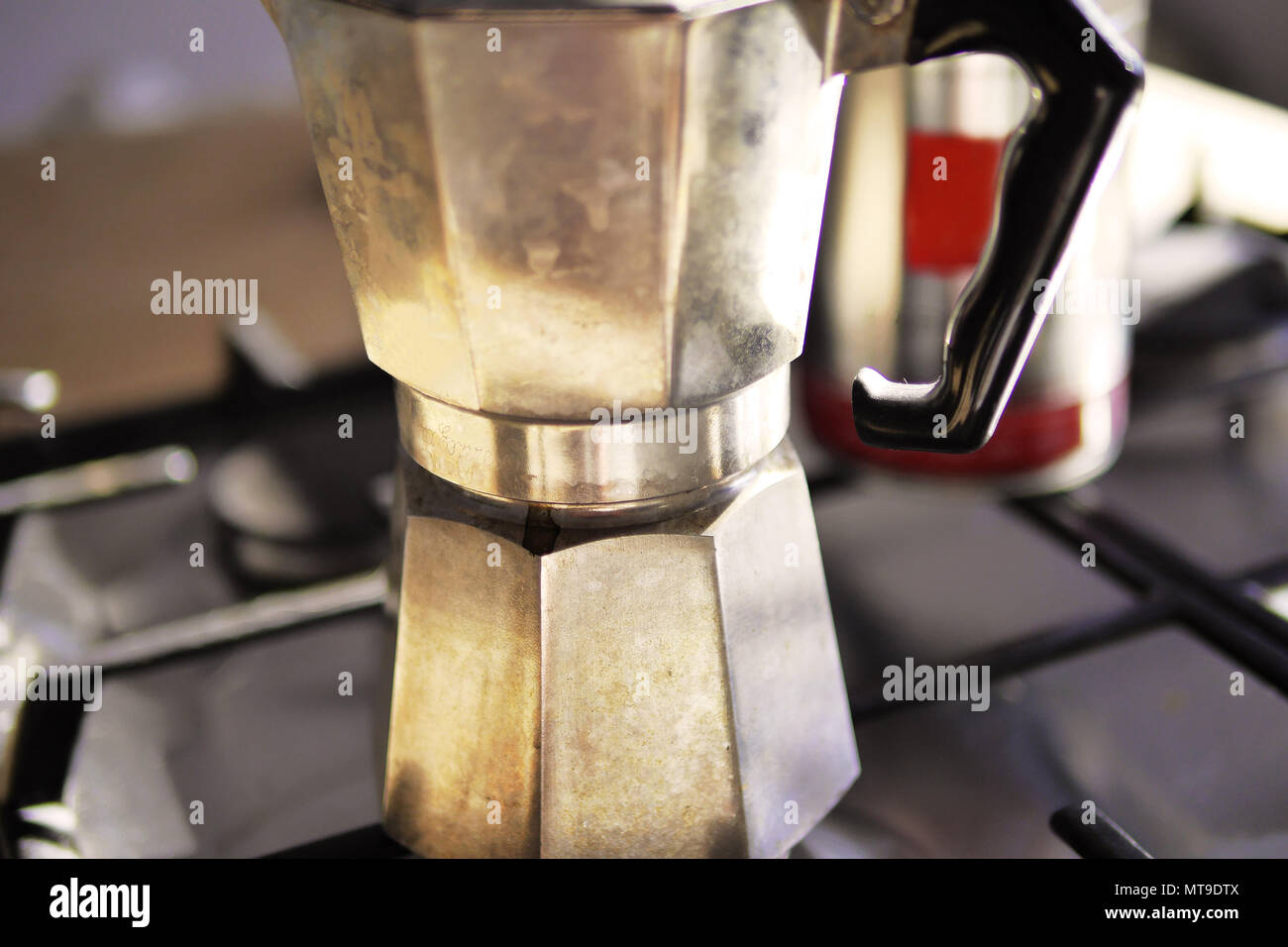 Estufa cafetera expreso cuerpo y jar en segundo plano. Cerca. Profundidad  de campo Fotografía de stock - Alamy