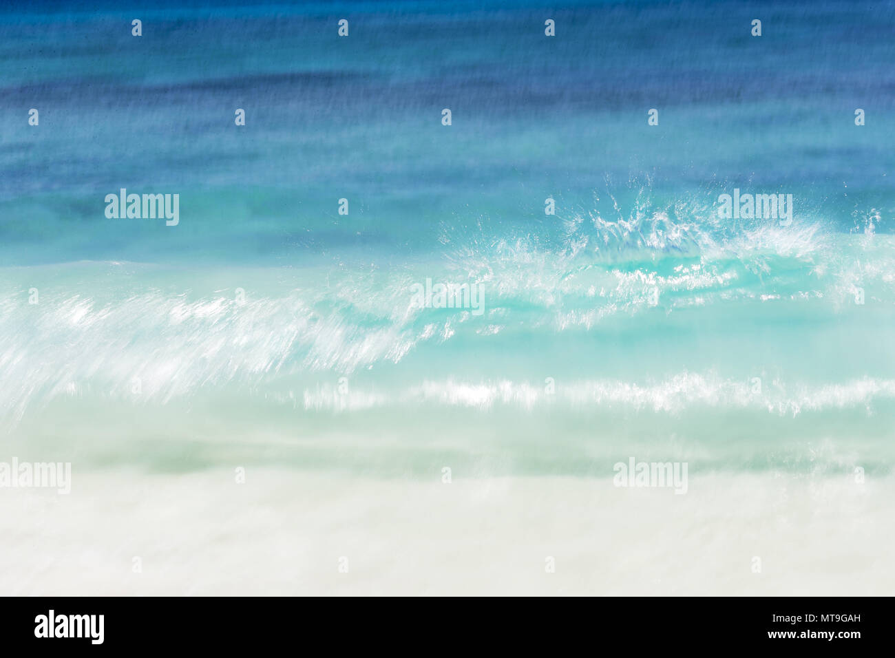 Olas rompiendo en la playa. Mahe, Seychelles Foto de stock