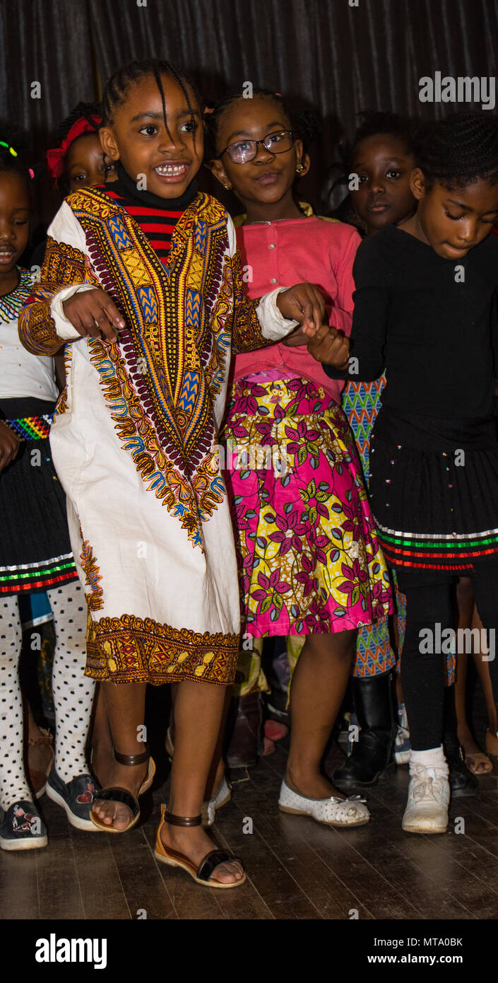 Johannesburgo, Sudáfrica: escolares no identificados, algunos en traje  tradicional, celebrar el Día de África Fotografía de stock - Alamy