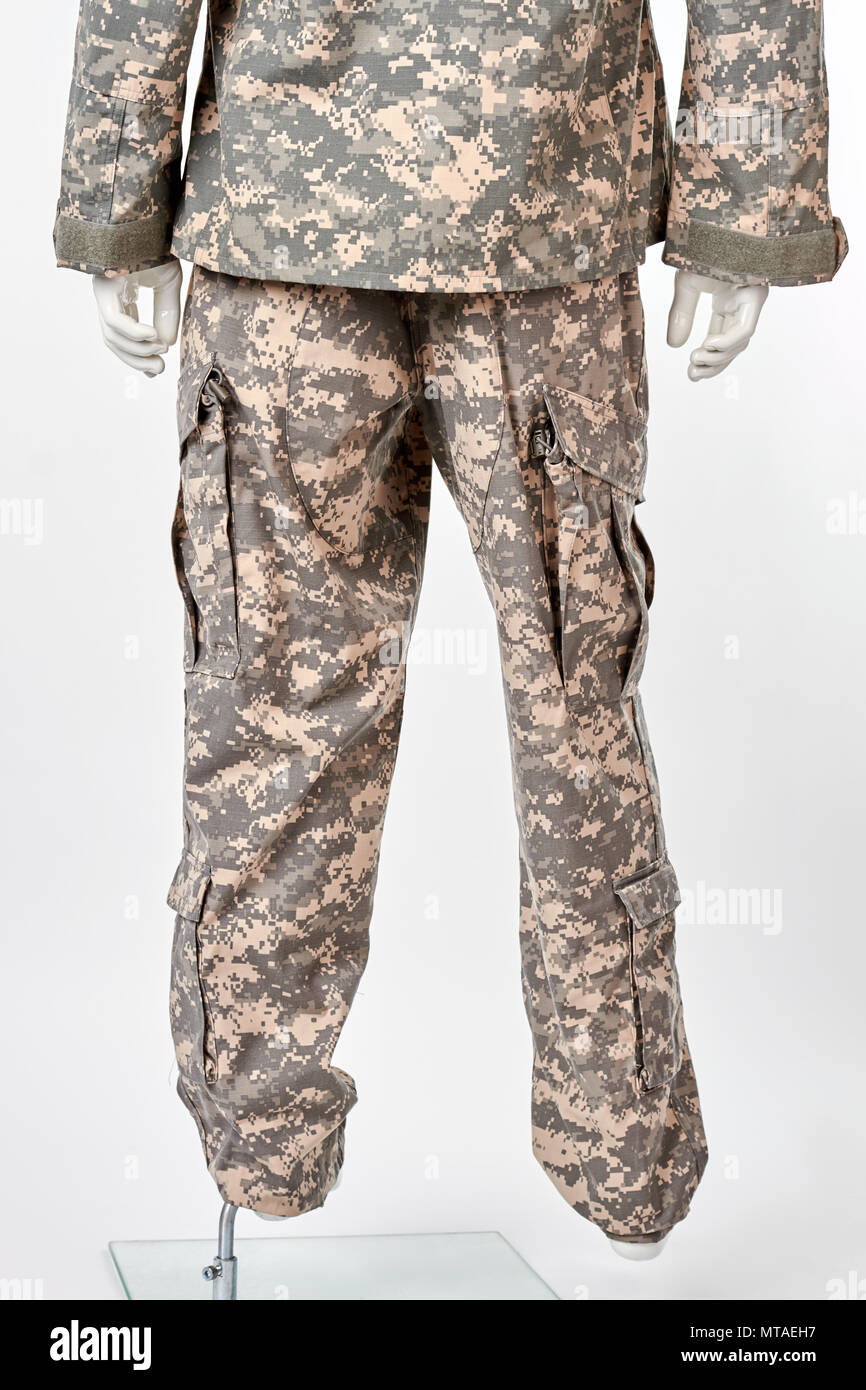 Pantalones militares vista posterior. Antecedentes aislados en blanco  Fotografía de stock - Alamy