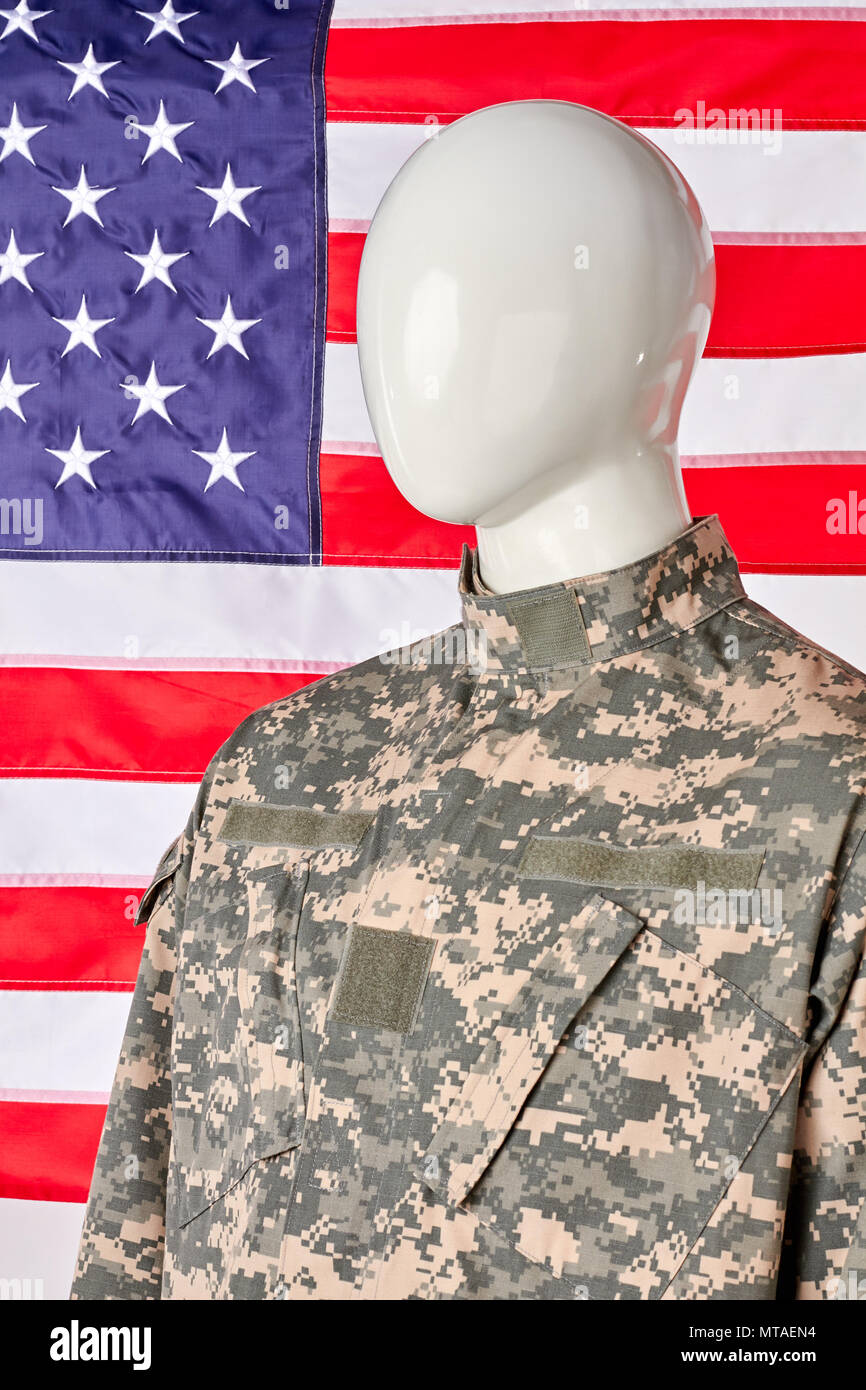 Resumen de US Army Soldier patriot en uniforme militar. Antecedentes de la  bandera americana Fotografía de stock - Alamy