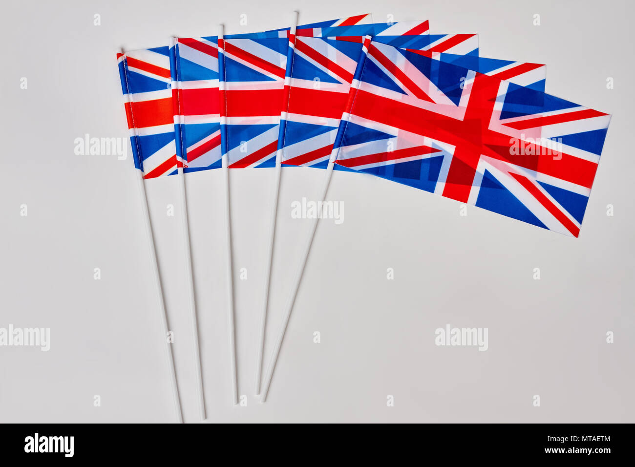 Recogida de banderas británicas. Muchas banderas de Gran Bretaña sobre fondo blanco aisladas. Foto de stock