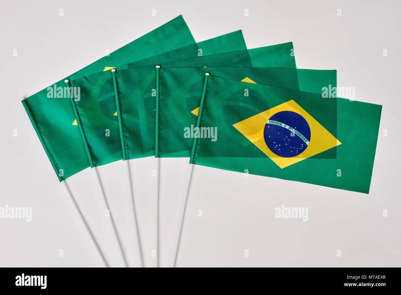 Recogida de banderas brasileñas. Muchas banderas de Brasil sobre fondo blanco aisladas. Foto de stock