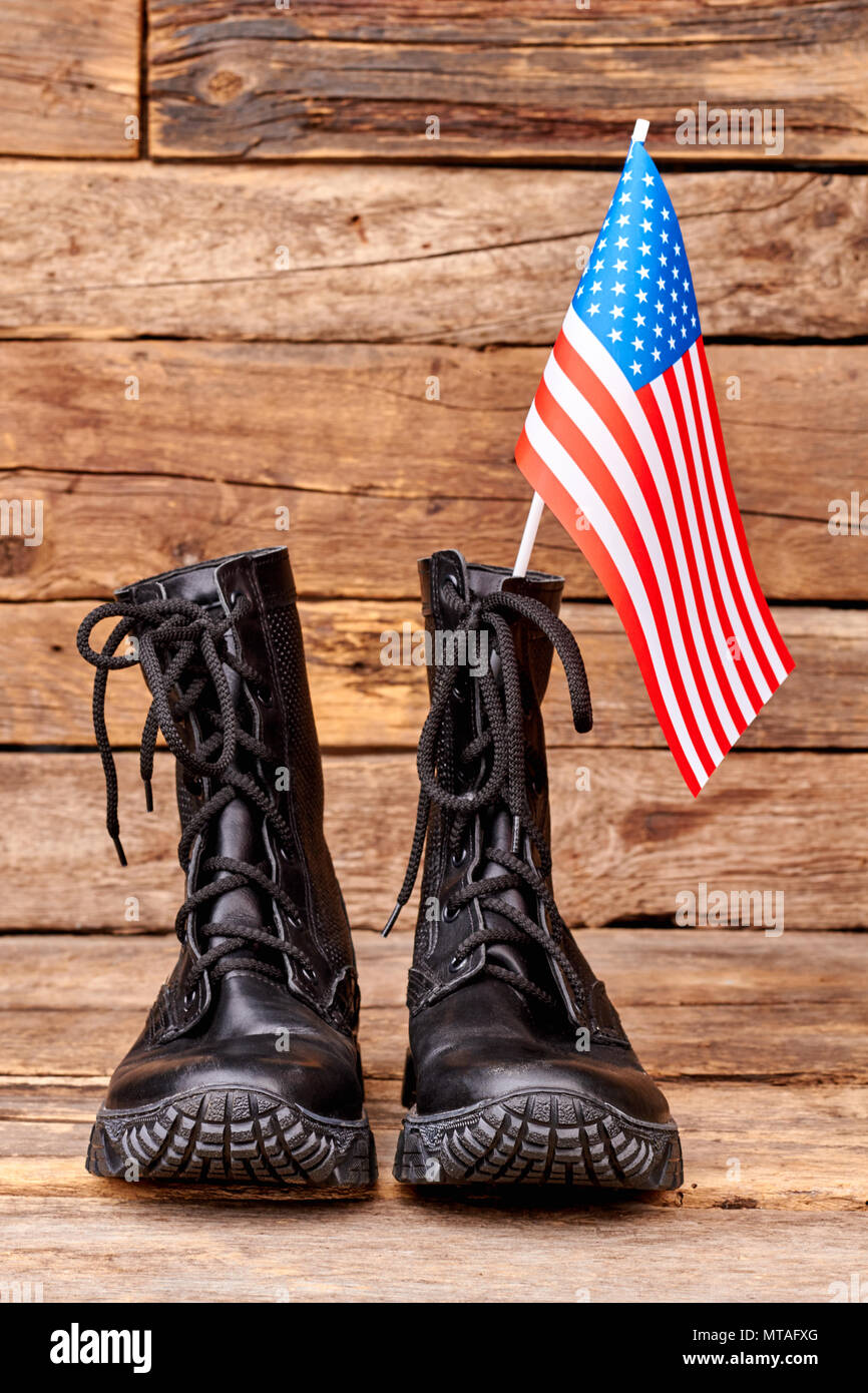 Botas de combate con la bandera de Estados Unidos. Bandera Americana y  calzado. Fondo de madera Fotografía de stock - Alamy