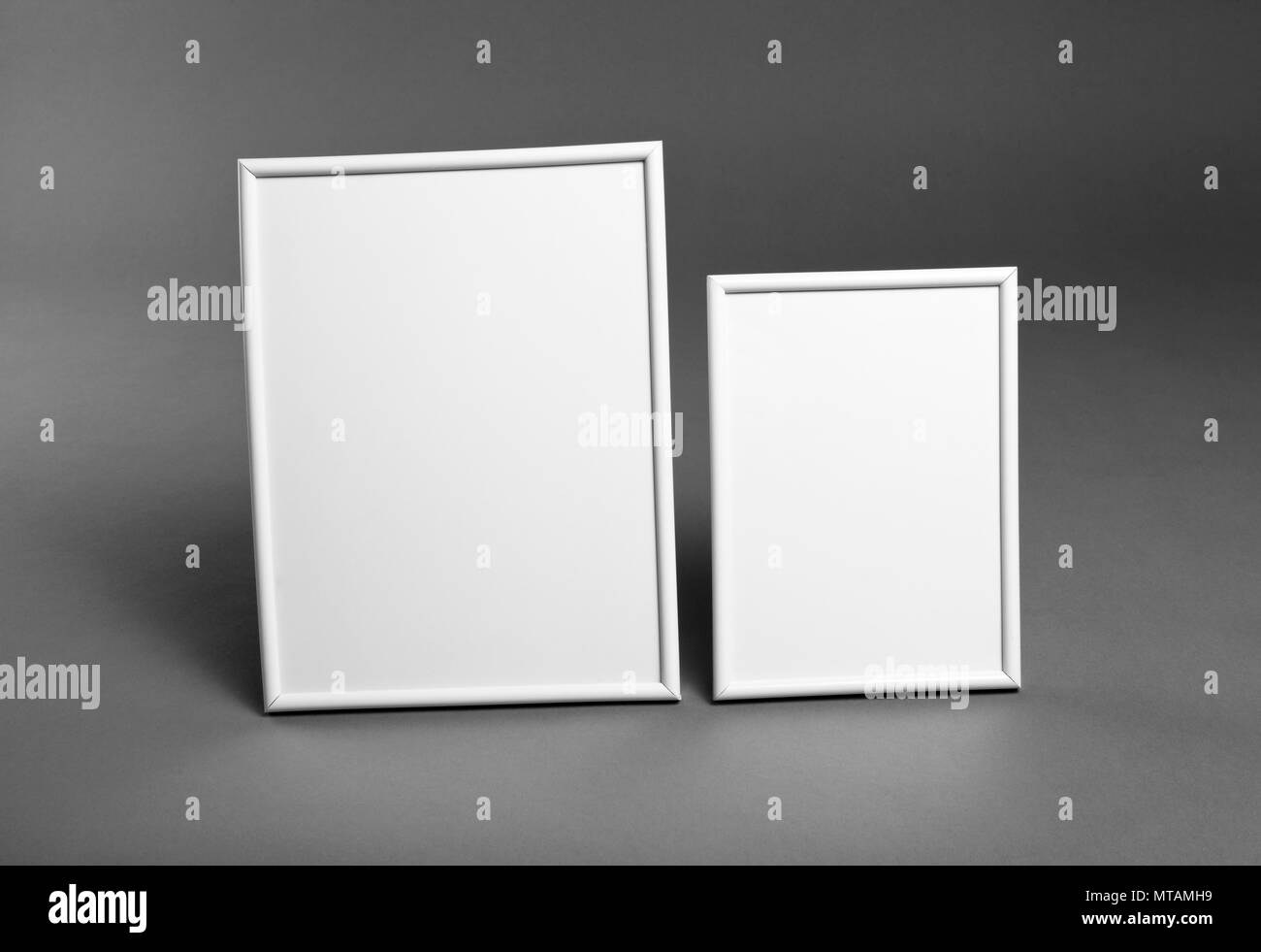 Conjunto de marcos para cuadros o fotografías sobre fondo blanco Fotografía  de stock - Alamy