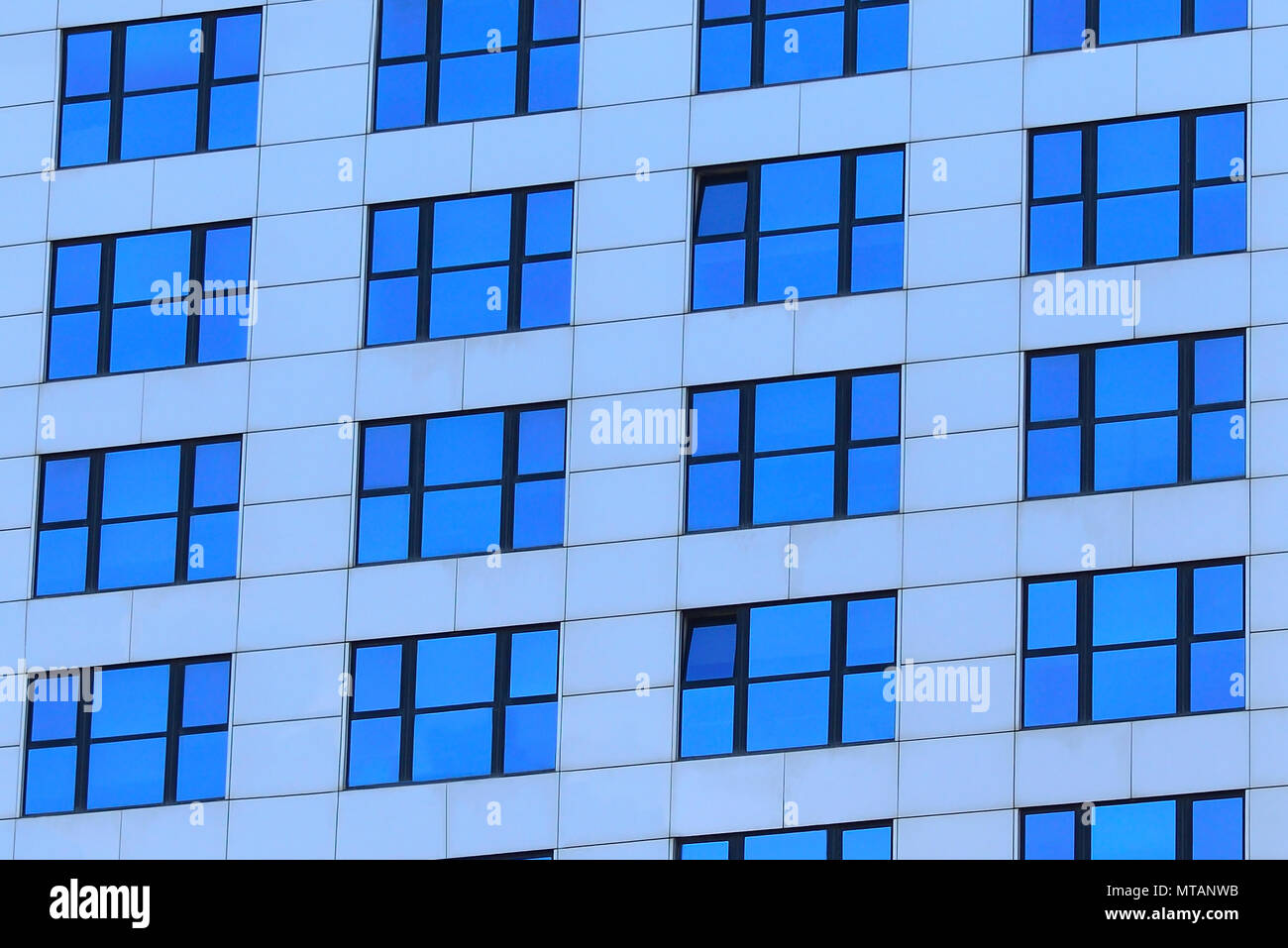 Ventanas de vidrio azul fotografías e imágenes de alta resolución - Alamy