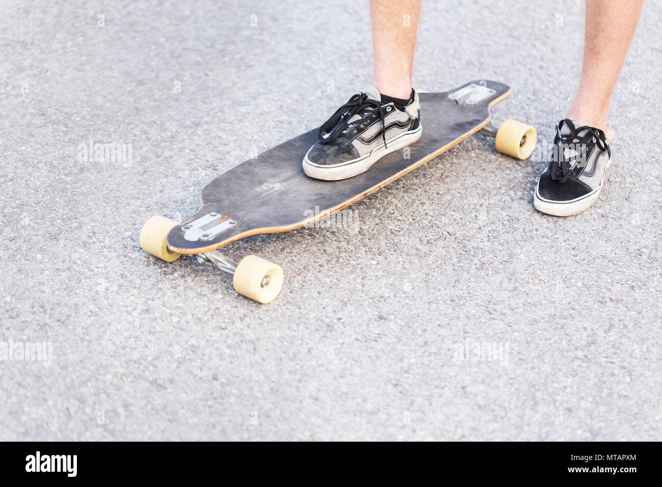 Skateboarder longboard Paseos en Ciudad de asfalto de carretera, bajo la  sección ver Fotografía de stock - Alamy