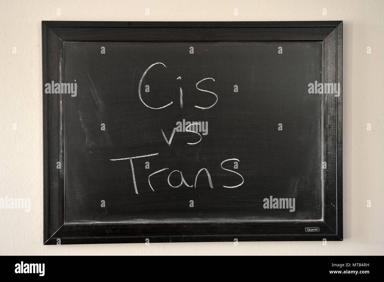 Ci vs Trans escrito en un blanco tiza en una pizarra en la pared Foto de stock