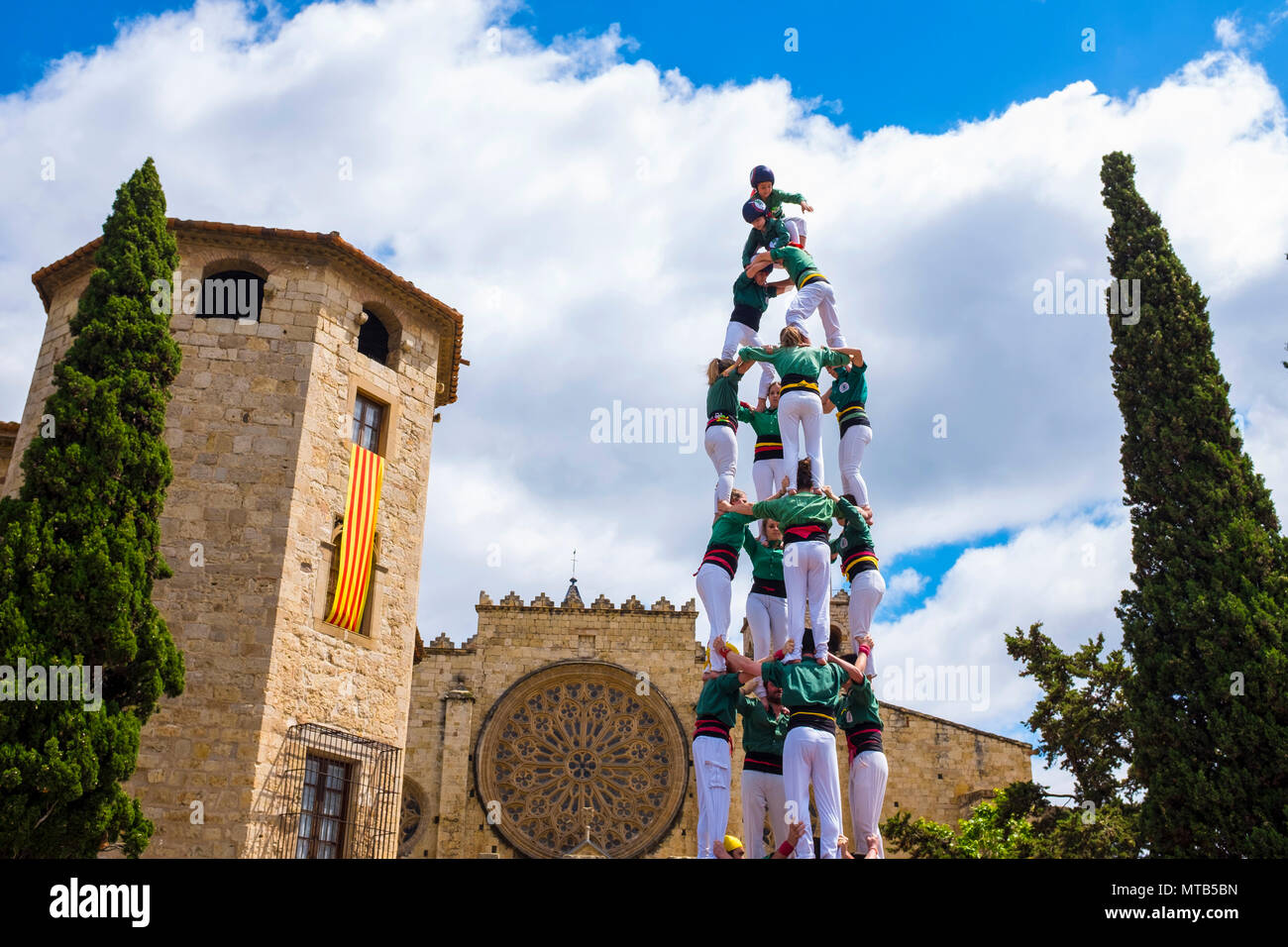 Los castellers, torres humanas catalanas en la Plaza Octavia, Sant Cugat  del Vallès, Barcelona, Cataluña oso Fotografía de stock - Alamy