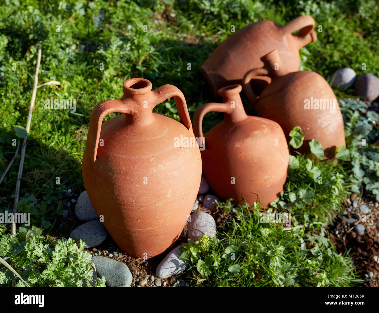 Vintage loza, ollas de arcilla para el vino y el agua los recipientes  utilizados como objetos decorativos en un jardín Fotografía de stock - Alamy