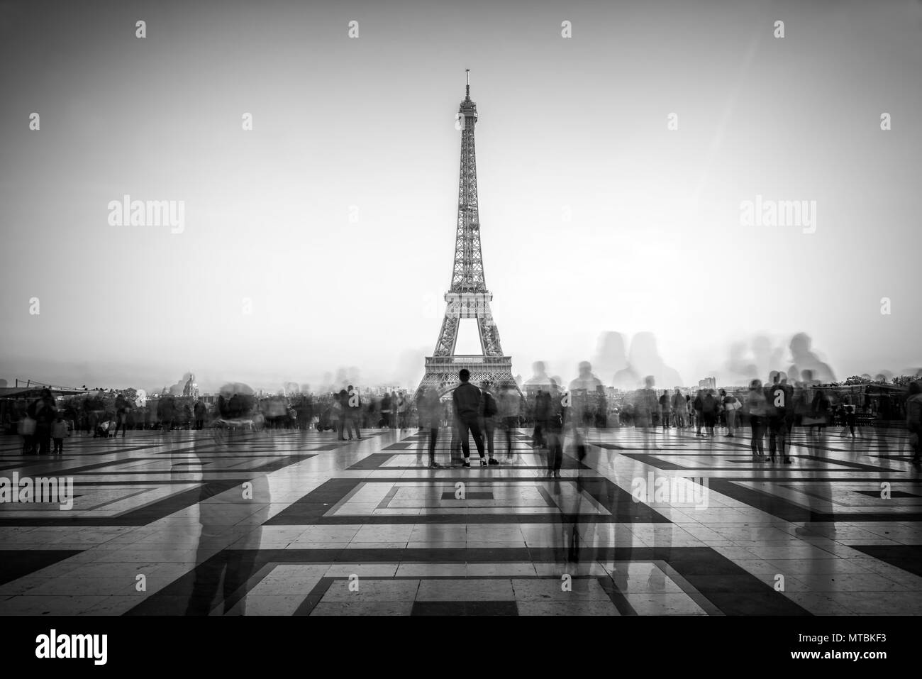 La gente borrosa en la plaza Trocadero admirando la Torre Eiffel, en París, Francia Foto de stock