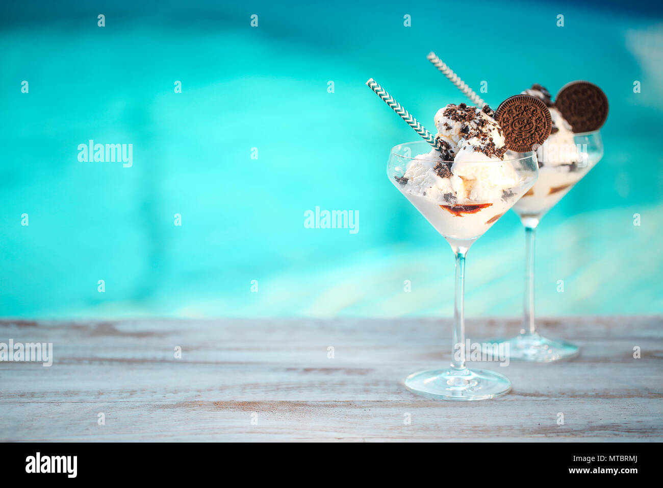 https://c8.alamy.com/compes/mtbrmj/gelato-italiano-o-helados-en-tazones-de-cristal-mtbrmj.jpg